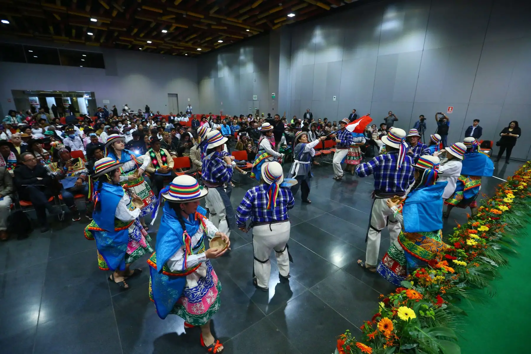 Agro Rural, mediante su Proyecto de Desarrollo Territorial Sostenible, viene desarrollando una gran Feria de Productores provenientes de las zonas de influencia del VRAEM. Aquí exhiben y ponen a la venta sus diferentes productos agrícolas, textiles, artesanías, entre otros.
Foto: ANDINA/ Eddy Ramos
