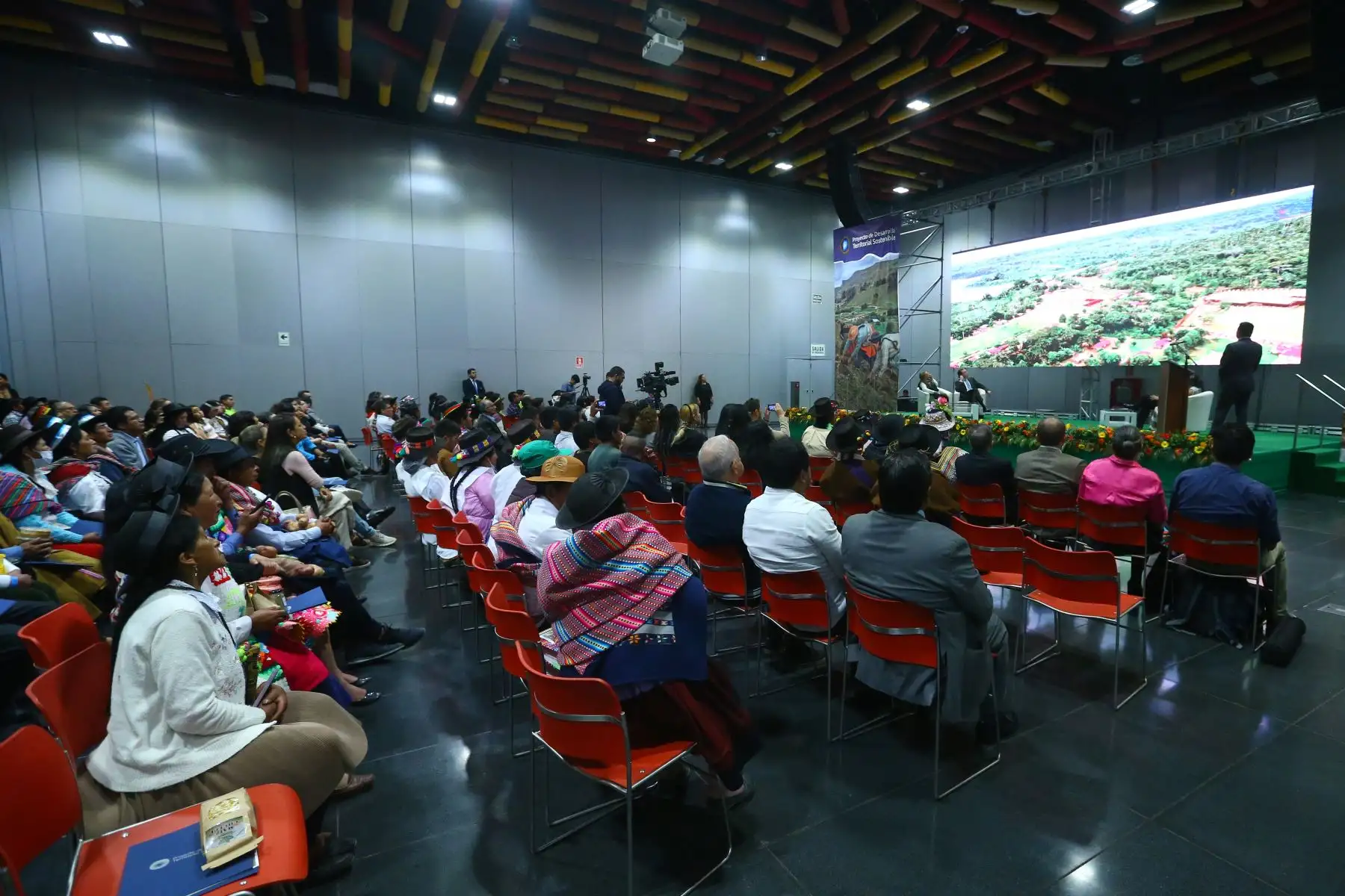 Agro Rural, mediante su Proyecto de Desarrollo Territorial Sostenible, viene desarrollando una gran Feria de Productores provenientes de las zonas de influencia del VRAEM. Aquí exhiben y ponen a la venta sus diferentes productos agrícolas, textiles, artesanías, entre otros.
Foto: ANDINA/ Eddy Ramos