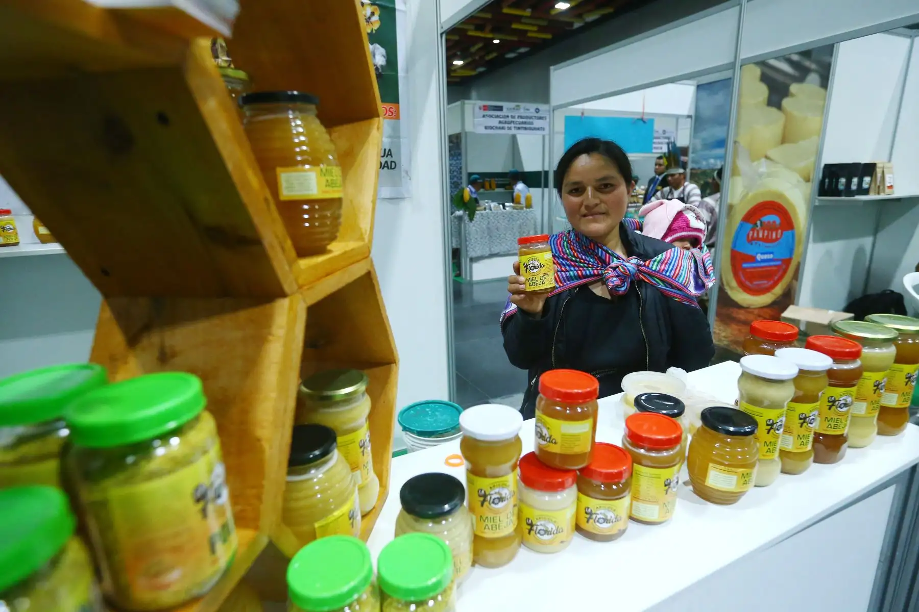 Agro Rural, mediante su Proyecto de Desarrollo Territorial Sostenible, viene desarrollando una gran Feria de Productores provenientes de las zonas de influencia del VRAEM. Aquí exhiben y ponen a la venta sus diferentes productos agrícolas, textiles, artesanías, entre otros.
Foto: ANDINA/ Eddy Ramos