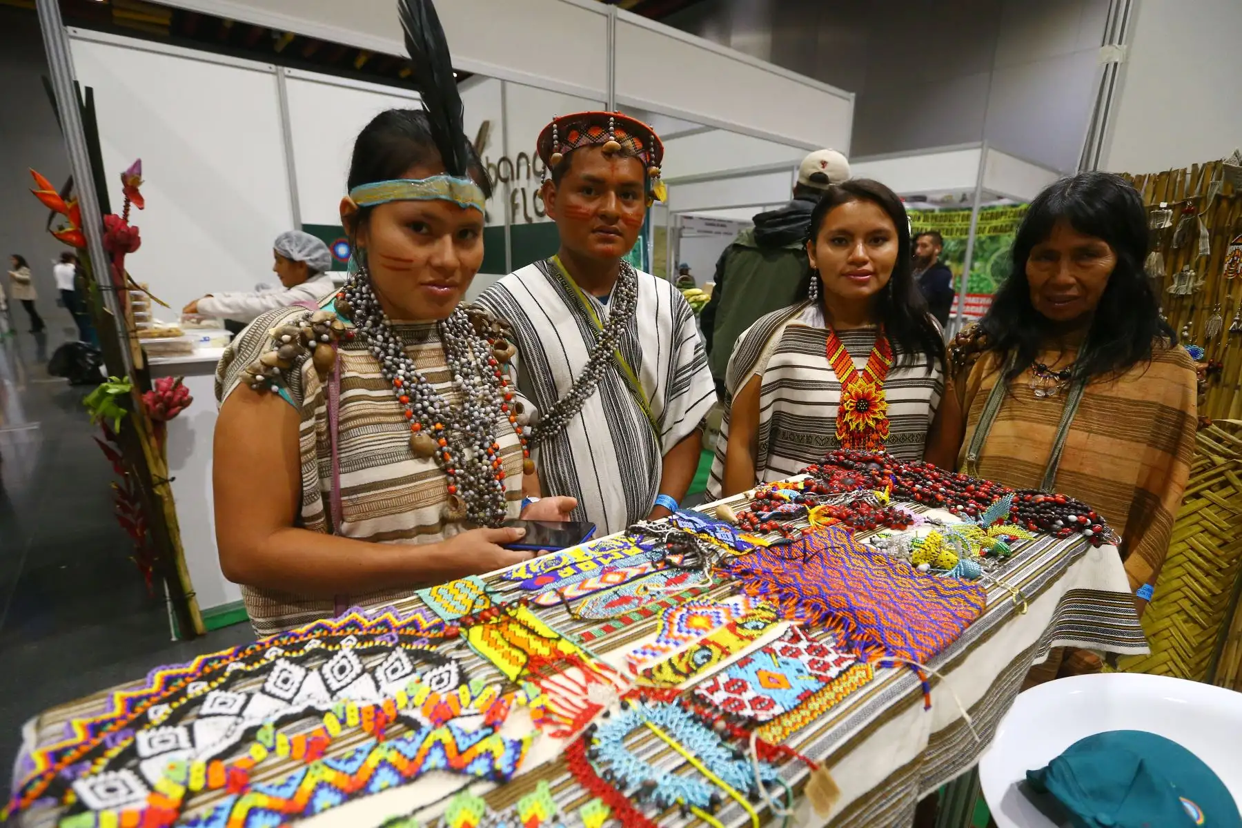 Agro Rural, mediante su Proyecto de Desarrollo Territorial Sostenible, viene desarrollando una gran Feria de Productores provenientes de las zonas de influencia del VRAEM. 
Ellos exhiben y ponen a la venta sus diferentes productos agrícolas, textilería, artesanías, entre otros.
Foto: ANDINA/ Eddy Ramos