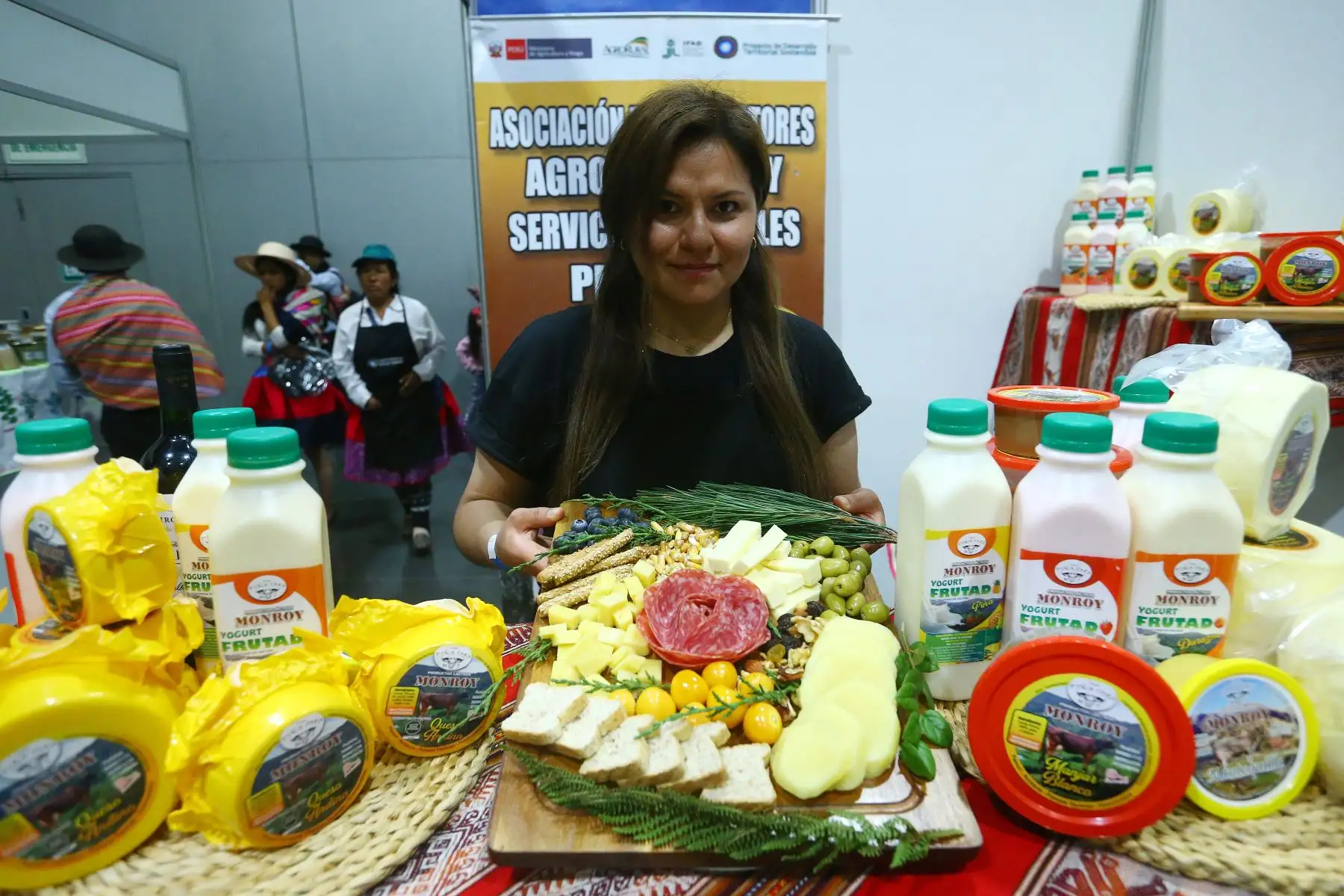 Agro Rural, mediante su Proyecto de Desarrollo Territorial Sostenible, viene desarrollando una gran Feria de Productores provenientes de las zonas de influencia del VRAEM. Aquí exhiben y ponen a la venta sus diferentes productos agrícolas, textiles, artesanías, entre otros.
Foto: ANDINA/ Eddy Ramos