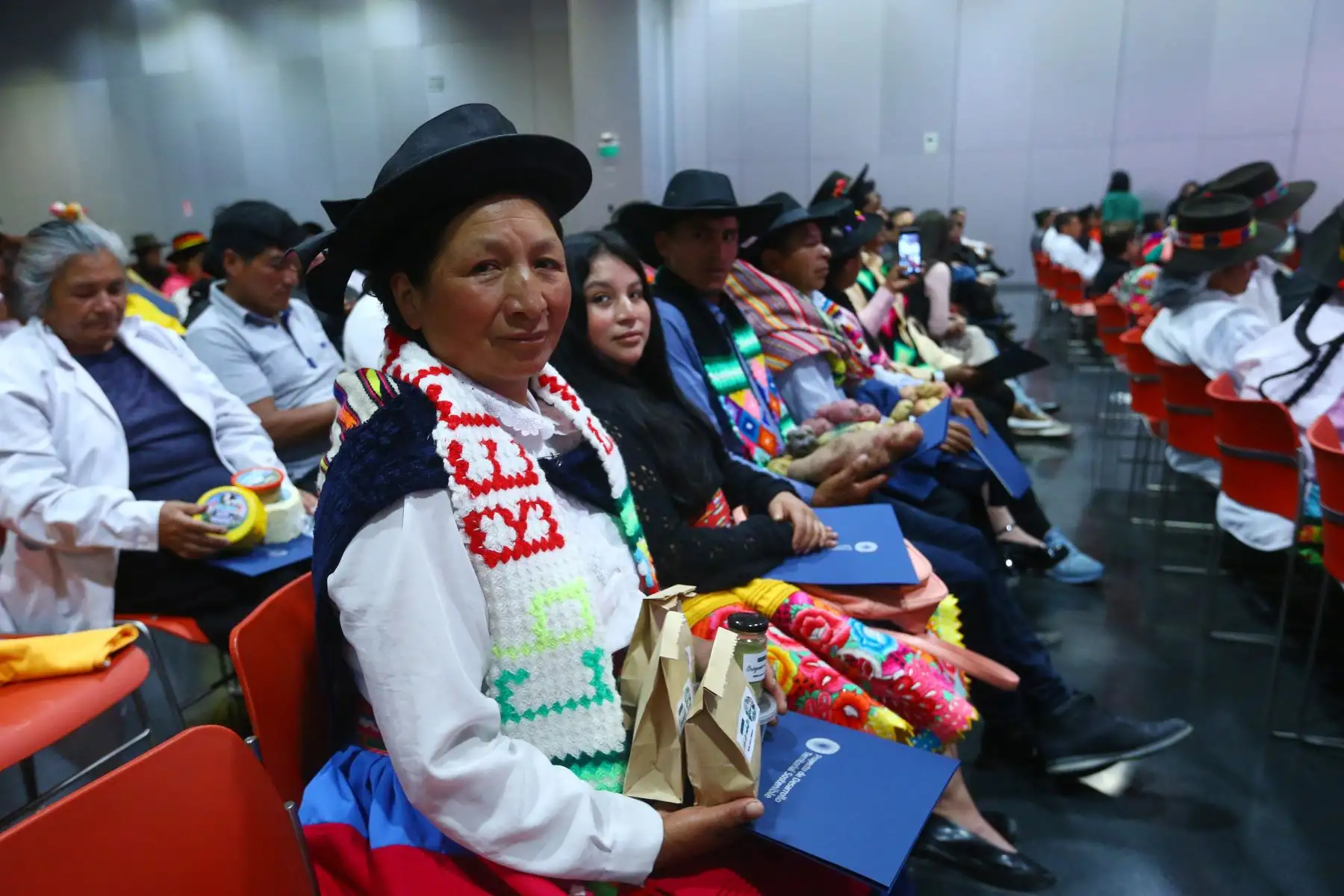 Agro Rural, mediante su Proyecto de Desarrollo Territorial Sostenible, viene desarrollando una gran Feria de Productores provenientes de las zonas de influencia del VRAEM. Aquí exhiben y ponen a la venta sus diferentes productos agrícolas, textiles, artesanías, entre otros.
Foto: ANDINA/ Eddy Ramos