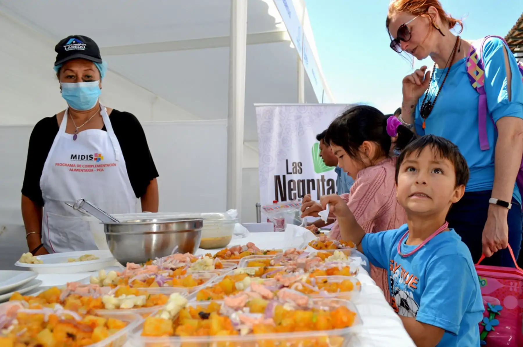 Cajamarca celebró hoy el Día Nacional del Cebiche con la masiva participación de la población y turistas que degustaron del plato bandera de nuestra gastronomía preparado a base de trucha y otras especies de la región en el festival gastronómico realizado en el centro histórico de esta ciudad y en el que participaron restaurantes y cebicherías.
Foto: ANDINA/Eduard Lozano