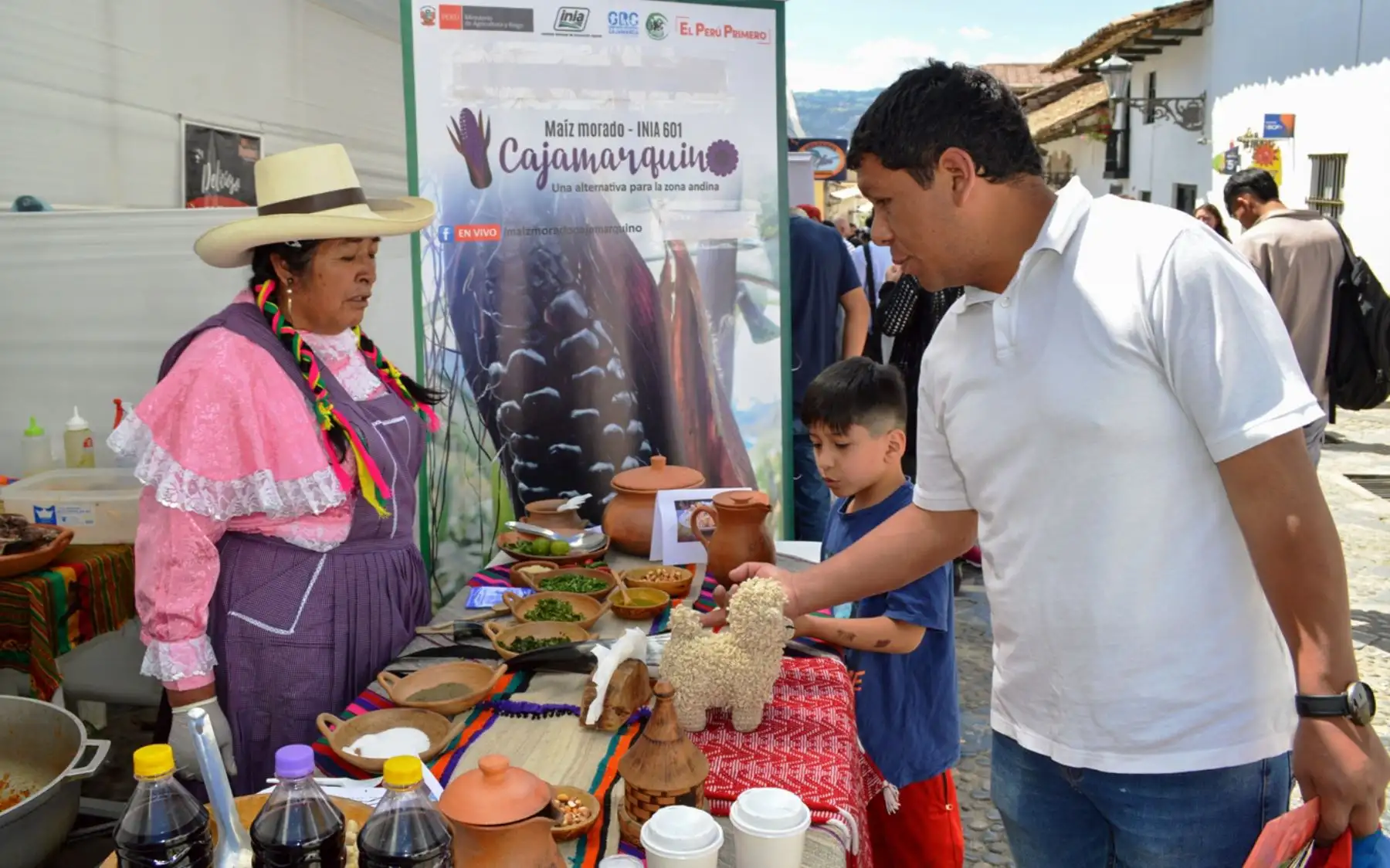 En el evento también estuvo presente la deliciosa chicha morada de maíz INIA 601 creado por la investigadora cajamarquina Alicia Medina Hoyos, un producto infaltable en la gastronomía local; además, una diversidad de coctelería elaborado con productos regionales. “Queremos promocionar la gastronomía cajamarquina con productos locales para dinamizar la economía”, dijo la titular de la Dircetur.
Foto: ANDINA/Eduard Lozano
