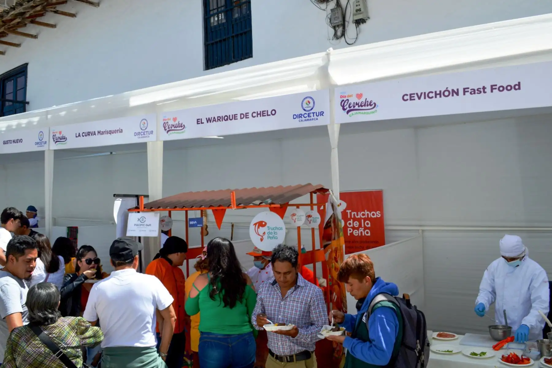 El evento organizado por la Dirección Regional de Comercio Exterior y Turismo (Dircetur) en el jirón Belén de esta ciudad, reunió a destacados chefs y emprendimientos locales que prepararon el exquisito potaje con pescado de agua dulce que se produce en la región Cajamarca como la trucha, tilapia, life, entre otras especies.
Foto: ANDINA/Eduard Lozano