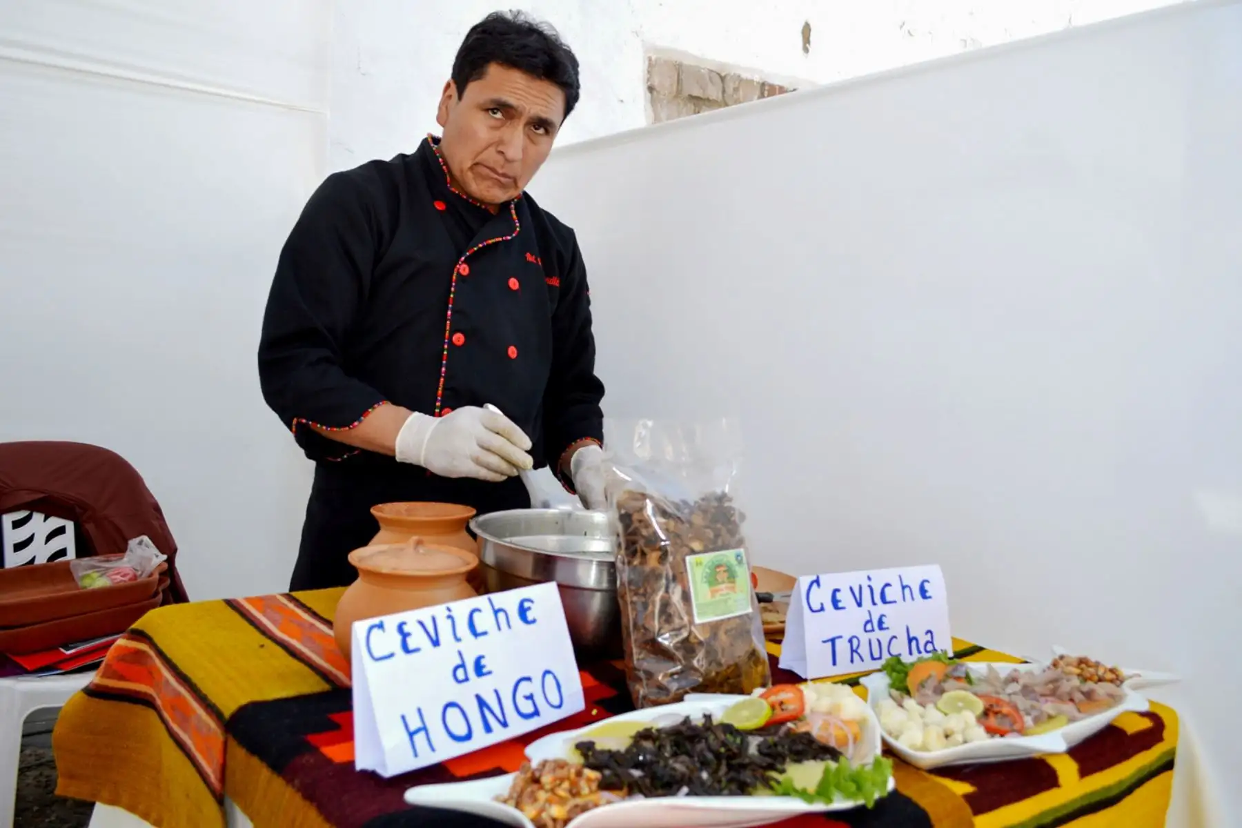Cajamarca celebró hoy el Día Nacional del Cebiche con la masiva participación de la población y turistas que degustaron del plato bandera de nuestra gastronomía preparado a base de trucha y otras especies de la región en el festival gastronómico realizado en el centro histórico de esta ciudad y en el que participaron restaurantes y cebicherías.
Foto: ANDINA/Eduard Lozano