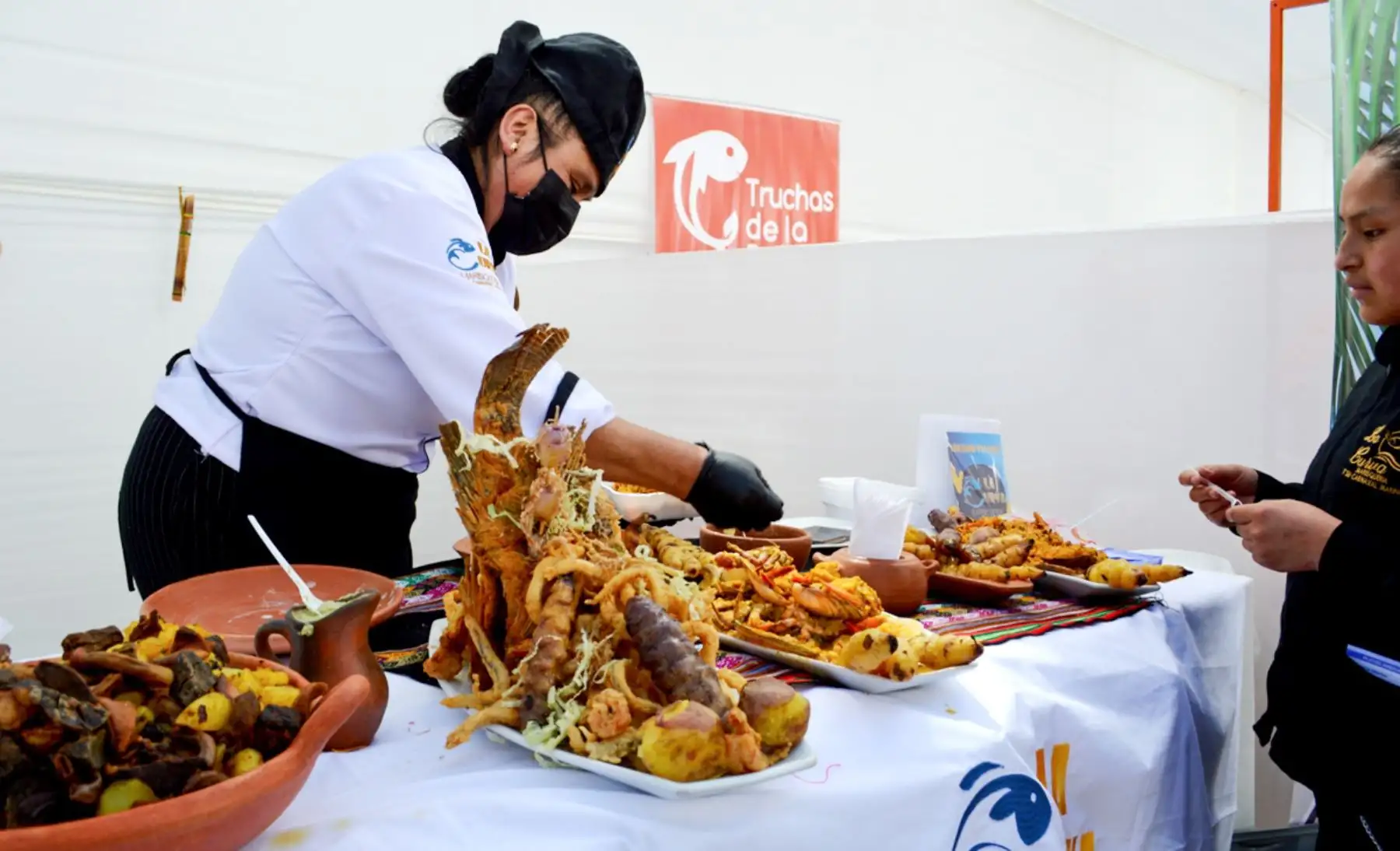 Cajamarca celebró hoy el Día Nacional del Cebiche con la masiva participación de la población y turistas que degustaron del plato bandera de nuestra gastronomía preparado a base de trucha y otras especies de la región en el festival gastronómico realizado en el centro histórico de esta ciudad y en el que participaron restaurantes y cebicherías.
Foto: ANDINA/Eduard Lozano