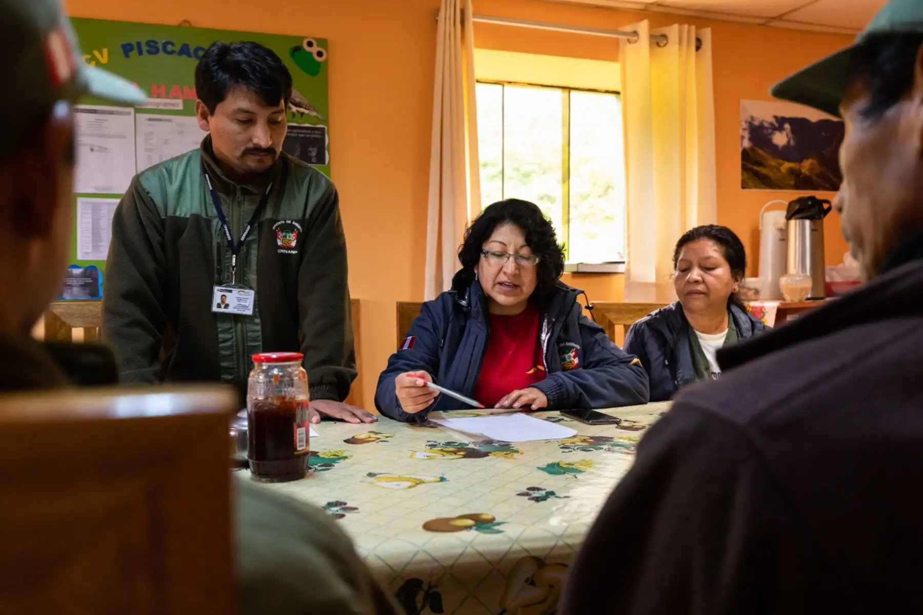 Actualmente, en esta época del año y con el equipo que lidera desarrolla actividades de prevención dirigidas a las familias agricultoras, autoridades y población en general para que sepan cómo gestionar el fuego, los puedan orientar en la ubicación de rutas de escape y confíen en ellos que solo están allí para protegerlos, pero sobre todo para conservar las áreas repletas de fauna y flora original como de acervo arqueológico y cultural del santuario.
Foto: ANDINA/Sernanp
