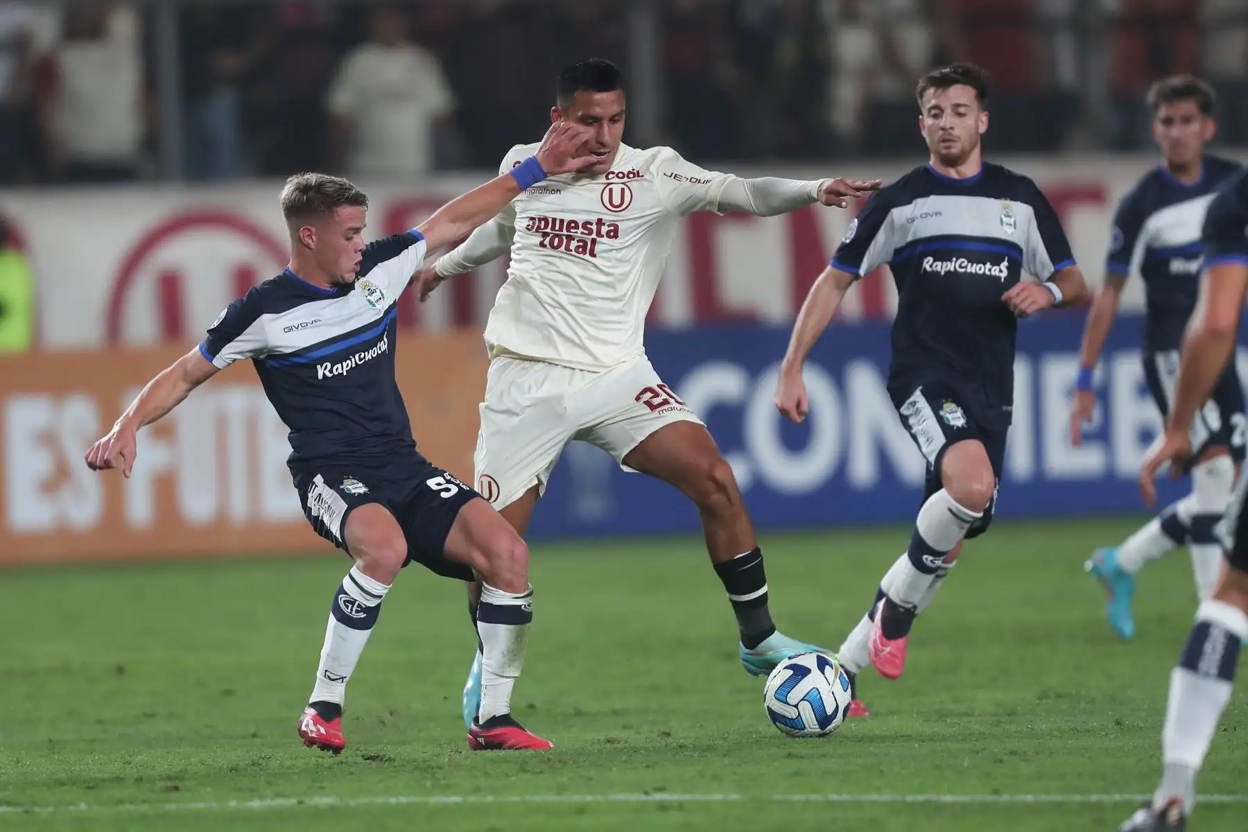 Universitario de Deportes se enfrenta a Gimnasia y Esgrima por la sexta jornada del Grupo G en la Copa Sudamericana 2023 en el Estadio Monumental.
Foto: ANDINA/Ricardo Cuba