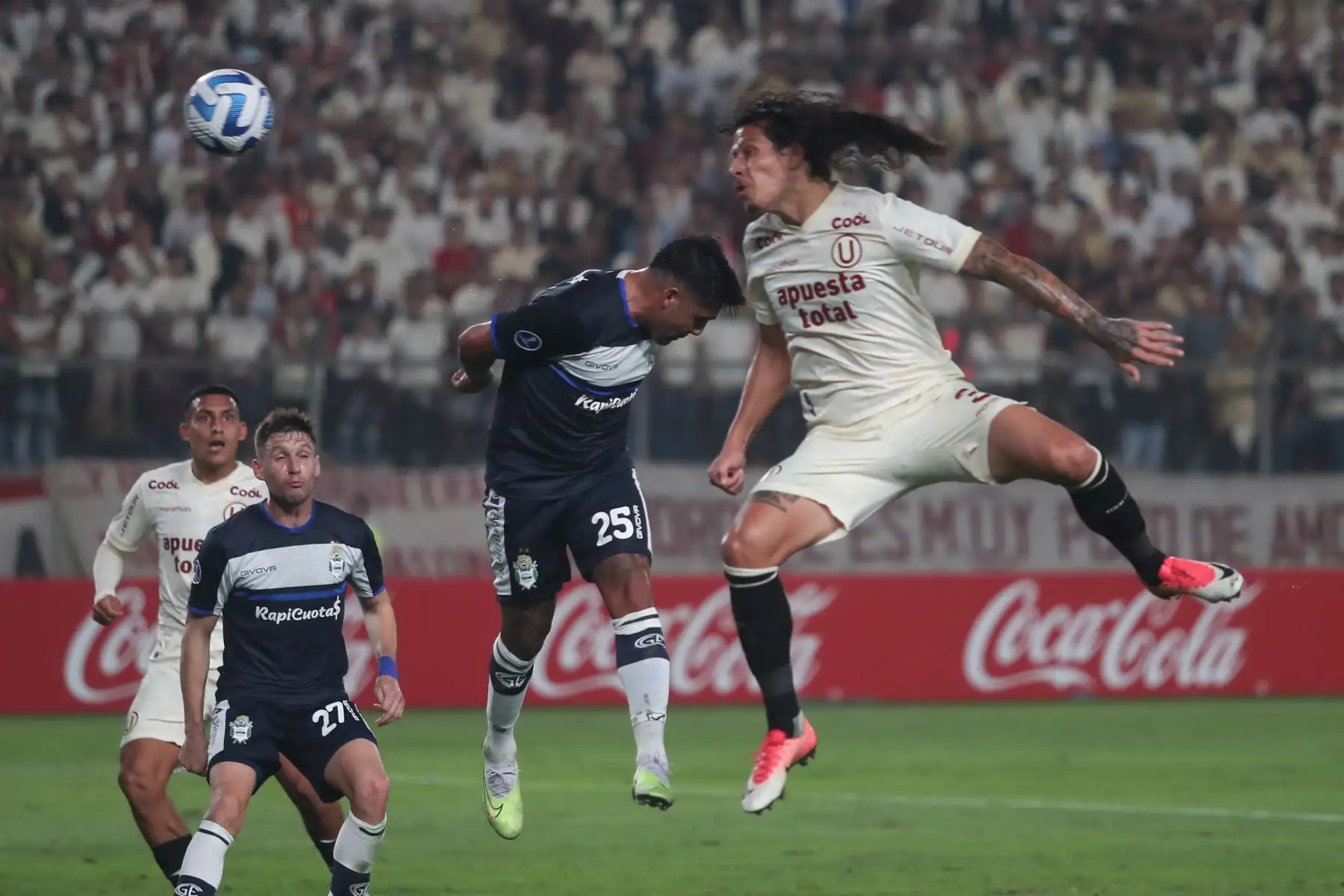 Universitario de Deportes se enfrenta a Gimnasia y Esgrima por la sexta jornada del Grupo G en la Copa Sudamericana 2023 en el Estadio Monumental.
Foto: ANDINA/Ricardo Cuba