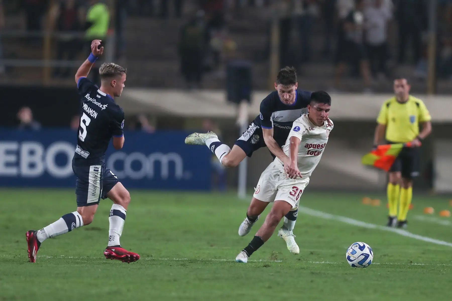 Universitario de Deportes se enfrenta a Gimnasia y Esgrima por la sexta jornada del Grupo G en la Copa Sudamericana 2023 en el Estadio Monumental.
Foto: ANDINA/Ricardo Cuba