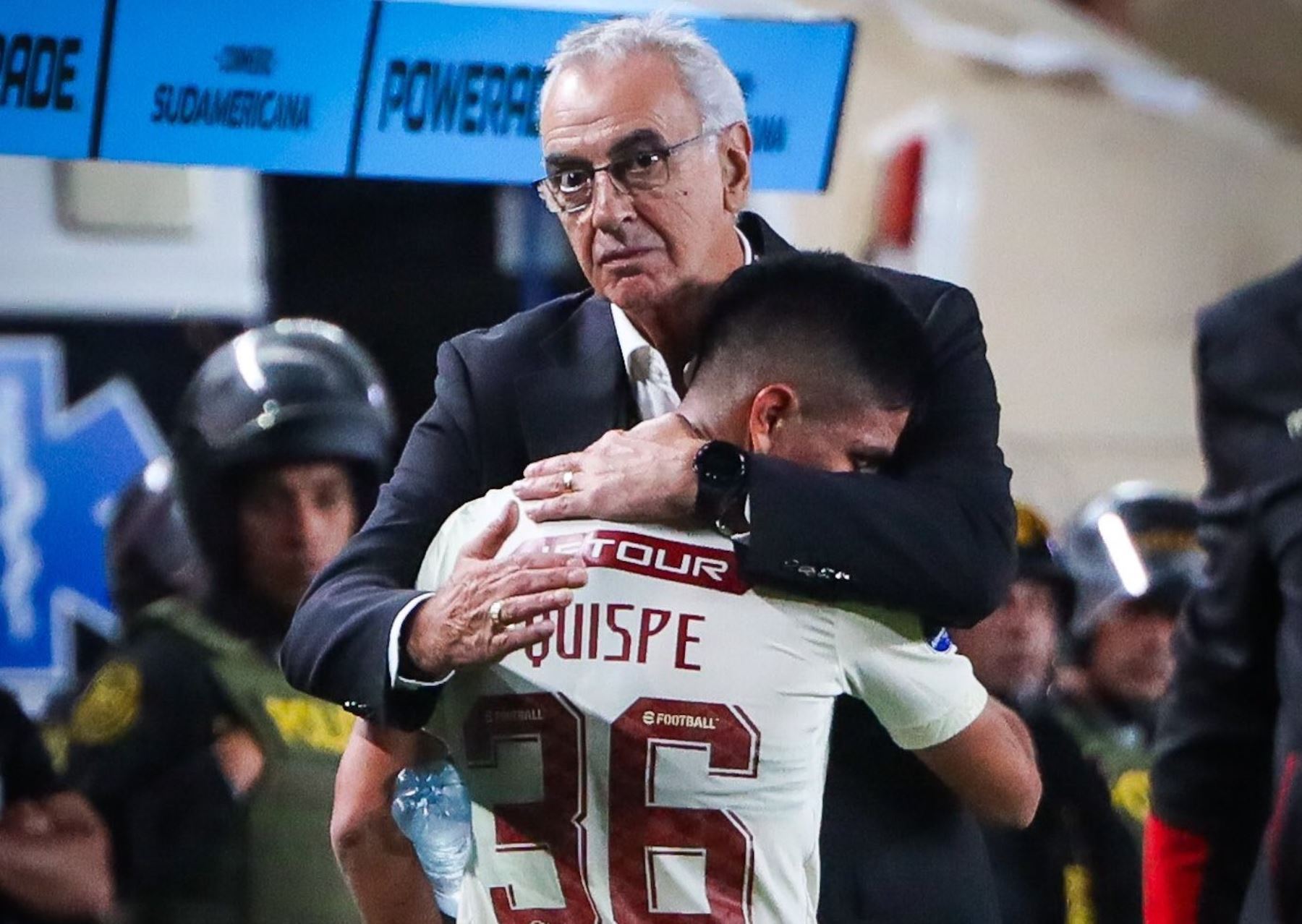 Técnico Jorge Fossati abraza a Piero Quispe, quien fue el autor del único gol en el triunfo de 1-0 ante Gimnasia y Esgrima