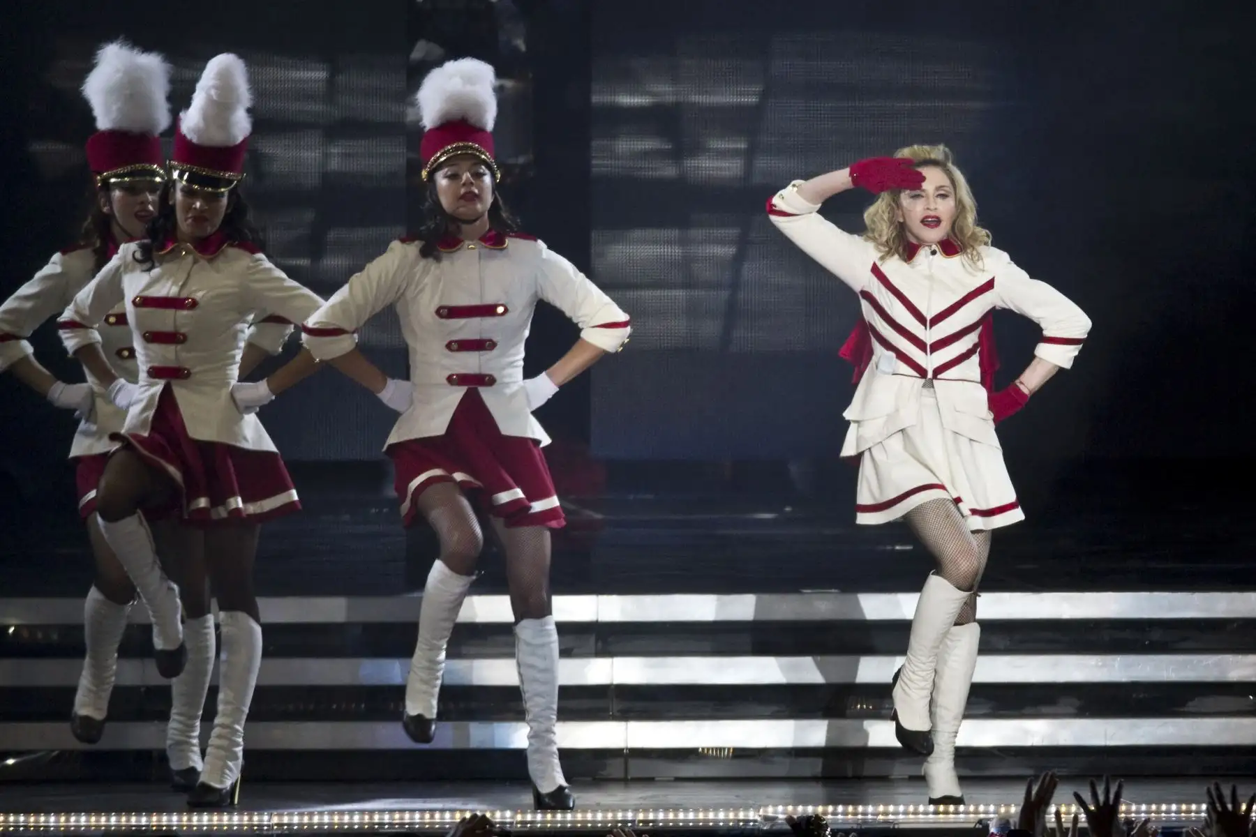 El icono del pop estadounidense Madonna se presenta en el escenario durante su primer concierto de la gira mundial de MDNA en el estadio Ramat Gan, cerca de Tel Aviv, el 31 de mayo de 2012.
Foto: AFP