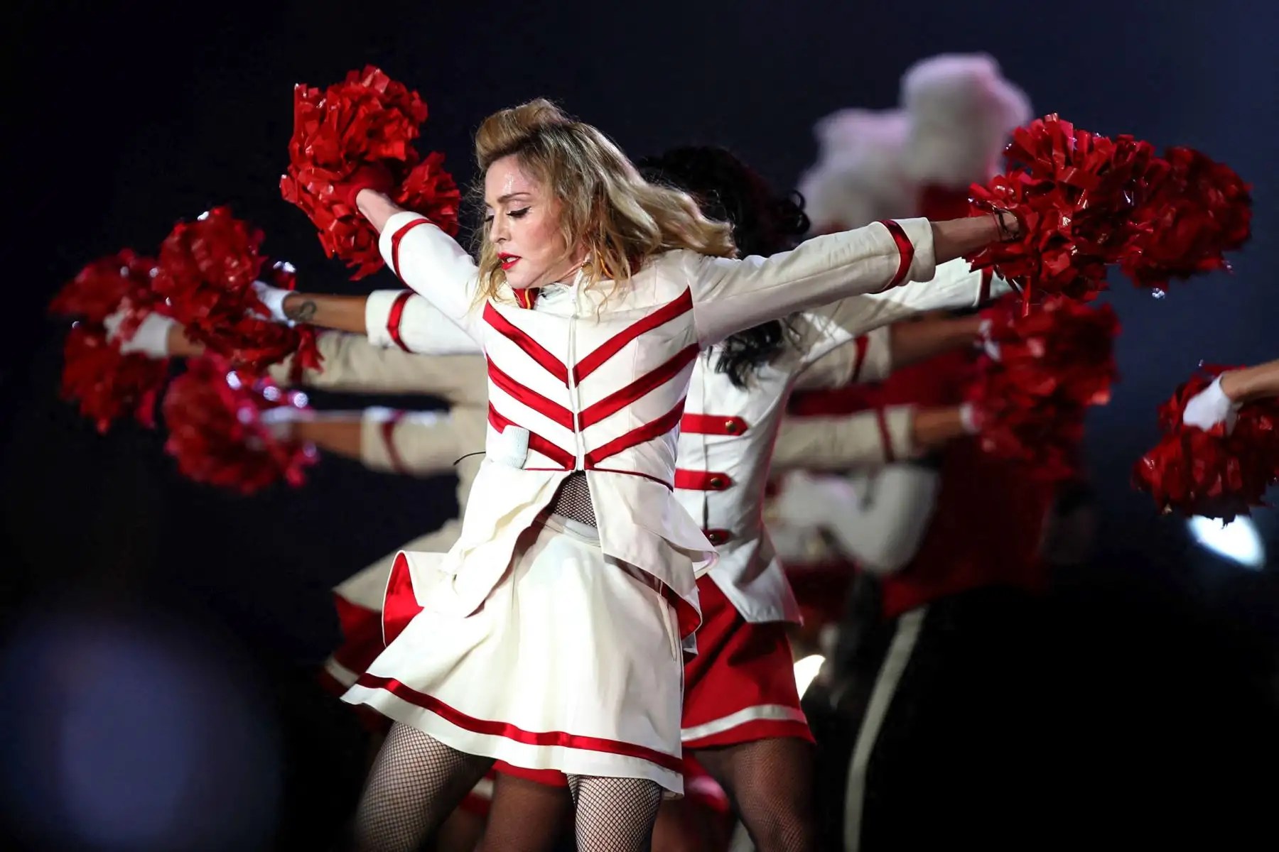 El icono del pop estadounidense Madonna se presenta en el escenario durante su primer concierto de la gira mundial de MDNA en el estadio Ramat Gan, cerca de Tel Aviv, el 31 de mayo de 2012.
Foto: AFP