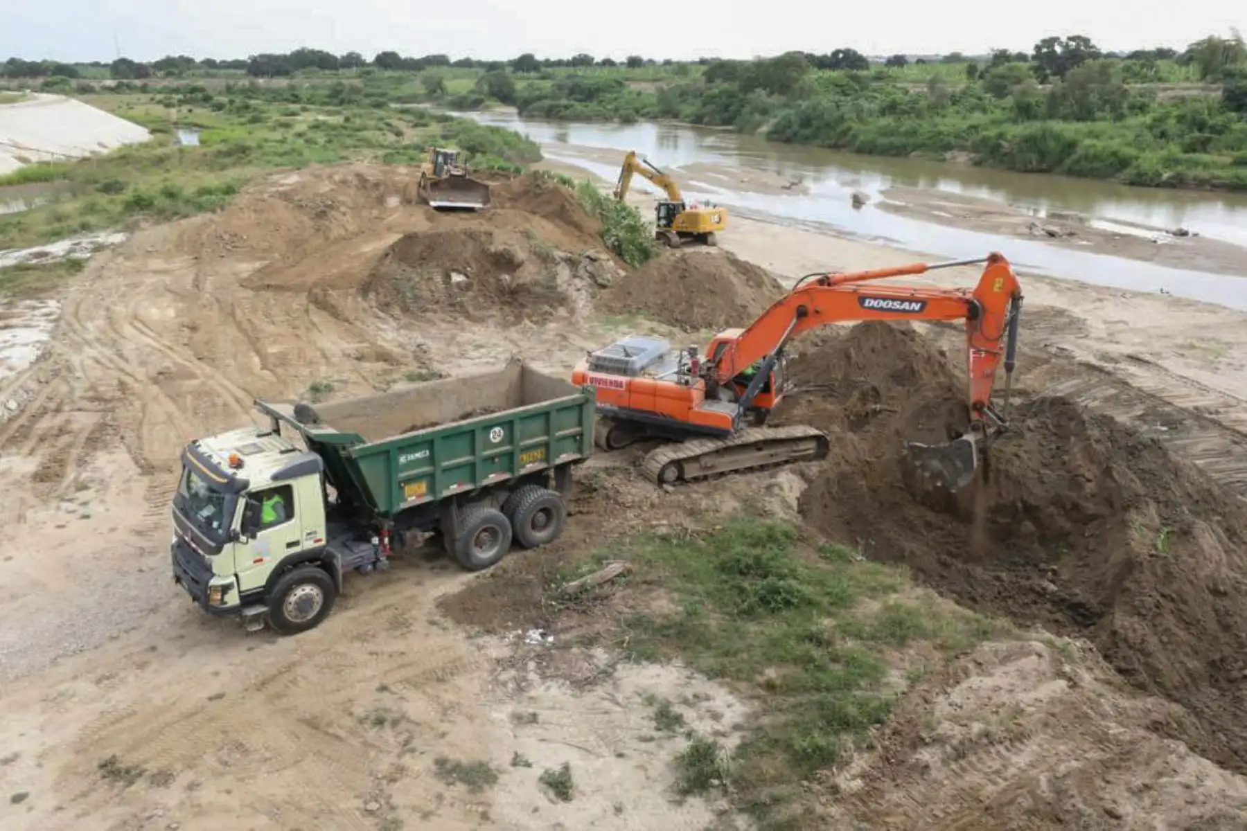 Maquinaria del Midagri inició esta mañana los trabajos de limpieza y descolmatación del río Zarumilla, en Tumbes. ANDINA/Difusión