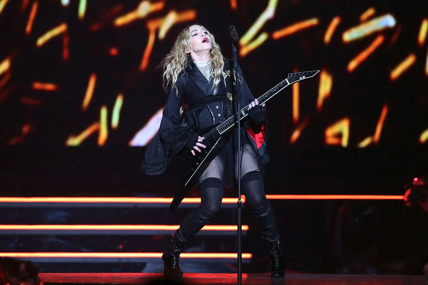 La cantante estadounidense Madonna se presenta en el escenario de Colonia, en el oeste de Alemania, el 4 de noviembre de 2015 durante un concierto que inicia su gira europea.
Foto: AFP