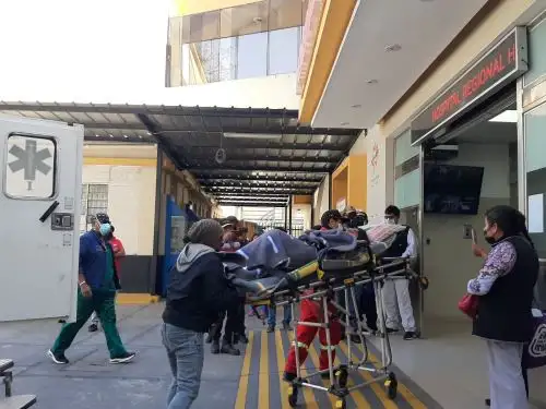 Cinco de los 11 pasajeros heridos, que dejó la caída de una miniván a un abismo en el valle del Colca, fueron dados de alta por los hospitales de Arequipa donde recibieron atención. ANDINA/Difusión