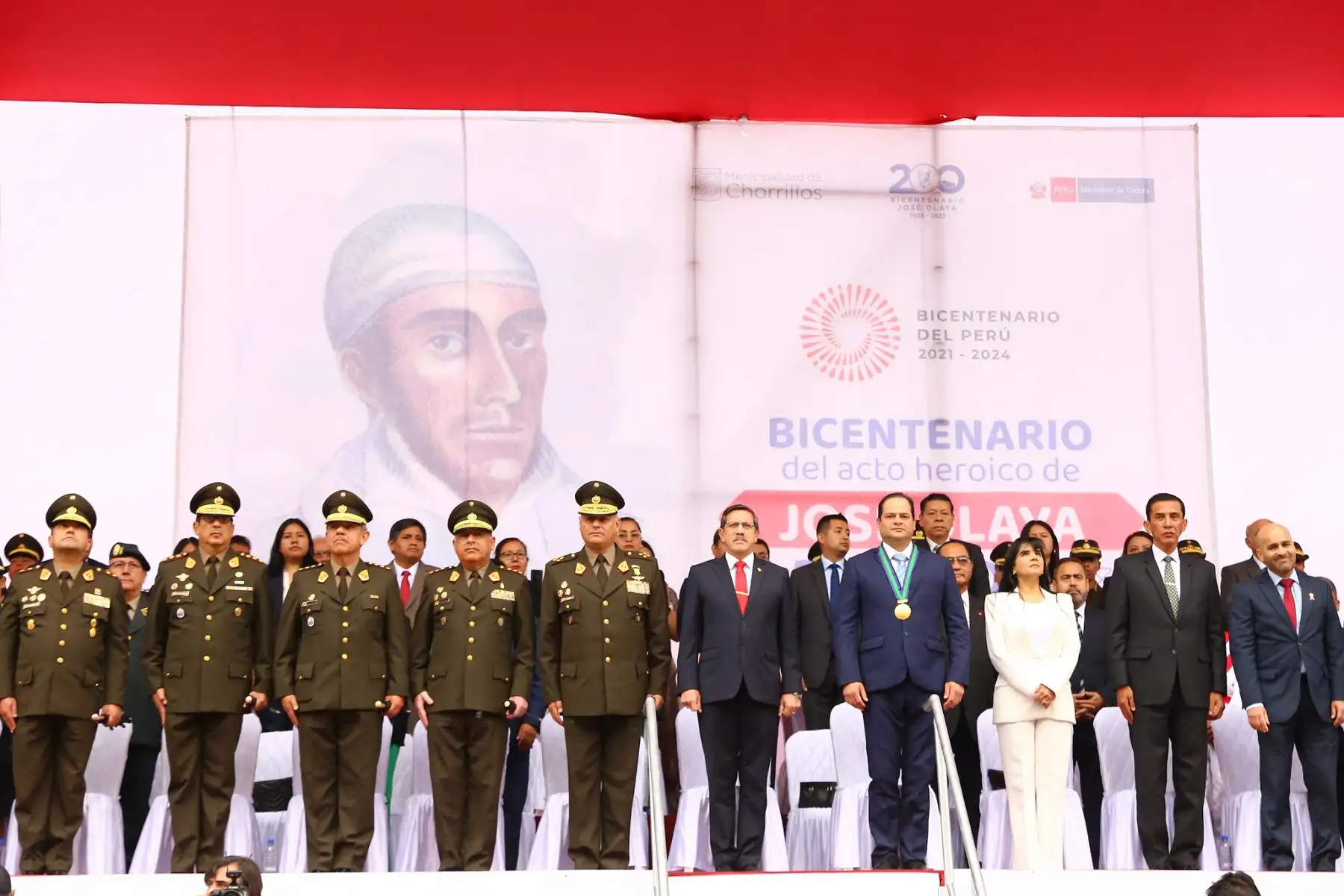 En el malecón Grau, en Chorrillos, el ministro Jorge Chávez Cresta acompañado del alcalde de Chorrillos, Fernando Velasco el comandante general del Ejercito del Perú , autoridades civiles y militares participó de la ceremonia de homenaje por el Bicentenario del sacrificio del Mártir por la Independencia del Perú, José Olaya Balandra, y el 64° aniversario de creación del Arma de Comunicaciones del Ejercito del Perú.
Foto: ANDINA/MINDEF