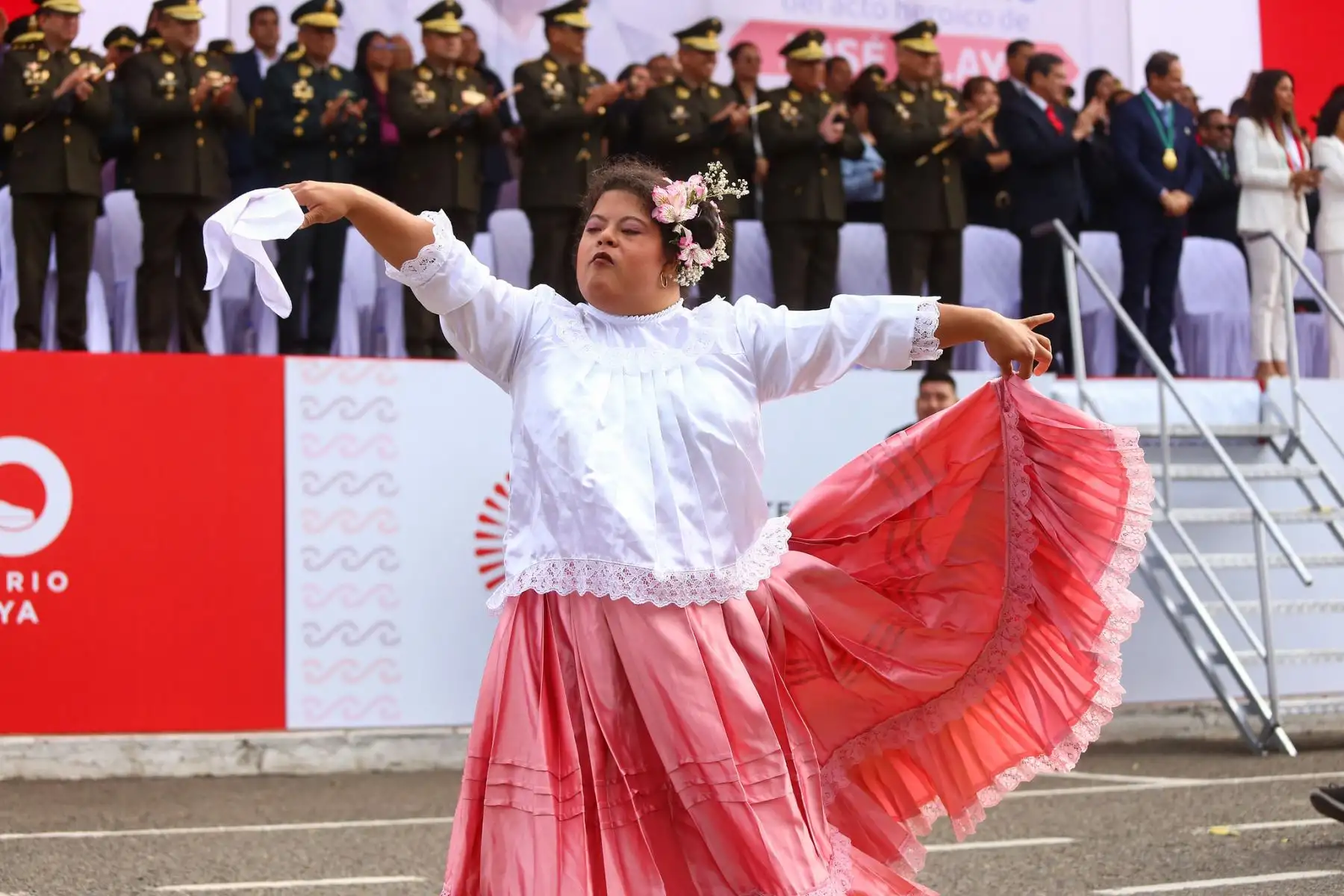 En el malecón Grau, en Chorrillos, el ministro Jorge Chávez Cresta acompañado del alcalde de Chorrillos, Fernando Velasco el comandante general del Ejercito del Perú , autoridades civiles y militares participó de la ceremonia de homenaje por el Bicentenario del sacrificio del Mártir por la Independencia del Perú, José Olaya Balandra, y el 64° aniversario de creación del Arma de Comunicaciones del Ejercito del Perú.
Foto: ANDINA/MINDEF