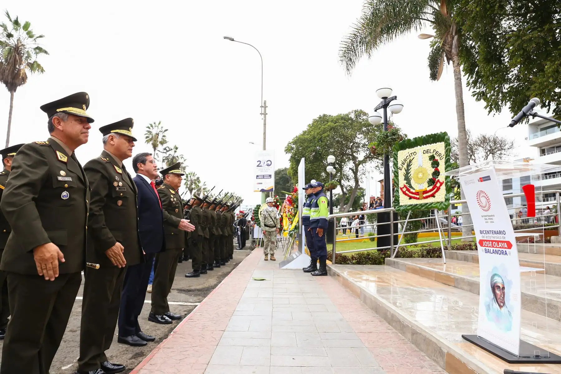 En el malecón Grau, en Chorrillos, el ministro Jorge Chávez Cresta acompañado del alcalde de Chorrillos, Fernando Velasco el comandante general del Ejercito del Perú , autoridades civiles y militares participó de la ceremonia de homenaje por el Bicentenario del sacrificio del Mártir por la Independencia del Perú, José Olaya Balandra, y el 64° aniversario de creación del Arma de Comunicaciones del Ejercito del Perú.
Foto: ANDINA/MINDEF