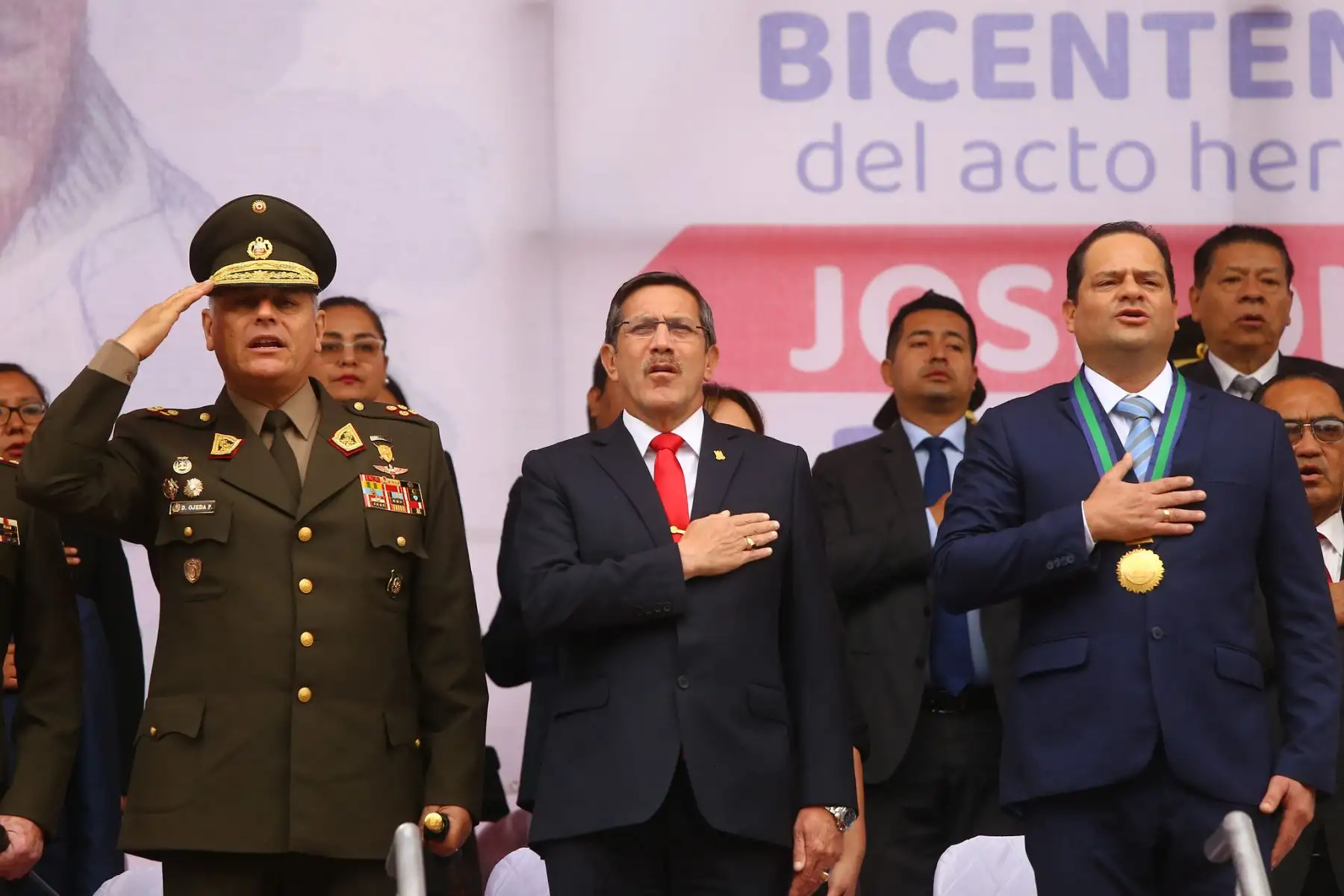 En el malecón Grau, en Chorrillos, el ministro Jorge Chávez Cresta acompañado del alcalde de Chorrillos, Fernando Velasco el comandante general del Ejercito del Perú , autoridades civiles y militares participó de la ceremonia de homenaje por el Bicentenario del sacrificio del Mártir por la Independencia del Perú, José Olaya Balandra, y el 64° aniversario de creación del Arma de Comunicaciones del Ejercito del Perú.
Foto: ANDINA/MINDEF