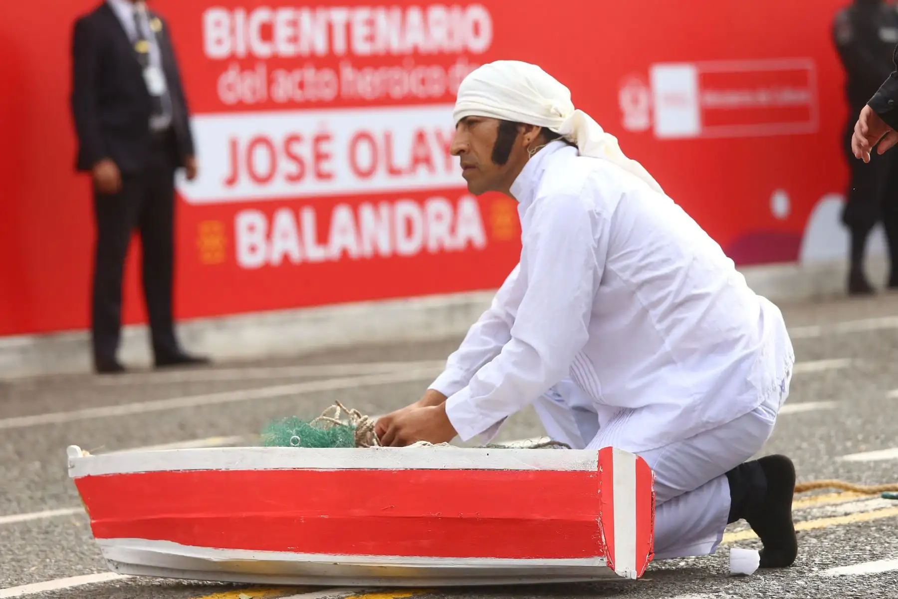En el malecón Grau, en Chorrillos, el ministro Jorge Chávez Cresta acompañado del alcalde de Chorrillos, Fernando Velasco el comandante general del Ejercito del Perú , autoridades civiles y militares participó de la ceremonia de homenaje por el Bicentenario del sacrificio del Mártir por la Independencia del Perú, José Olaya Balandra, y el 64° aniversario de creación del Arma de Comunicaciones del Ejercito del Perú.
Foto: ANDINA/MINDEF