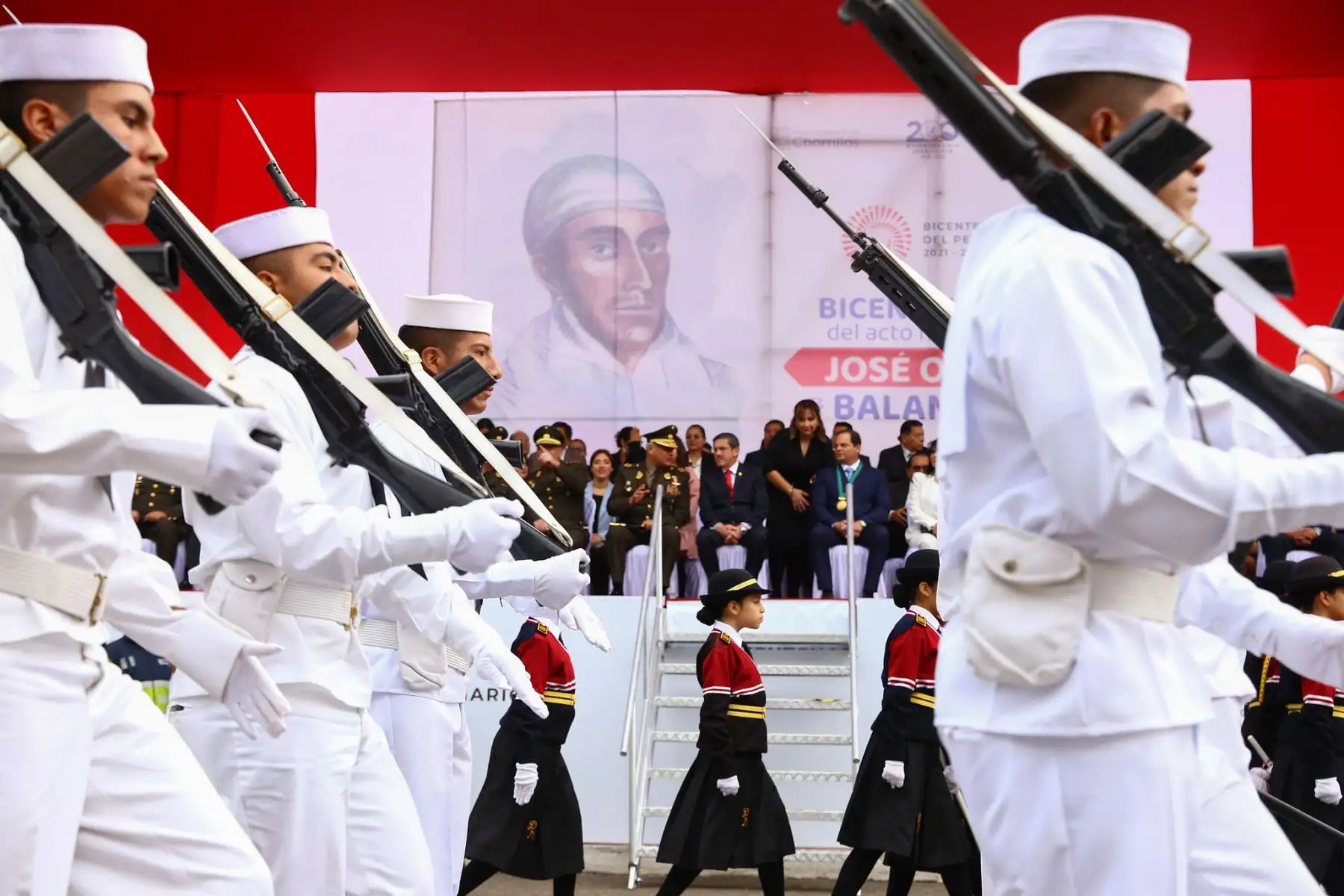 En el malecón Grau, en Chorrillos, el ministro Jorge Chávez Cresta acompañado del alcalde de Chorrillos, Fernando Velasco el comandante general del Ejercito del Perú , autoridades civiles y militares participó de la ceremonia de homenaje por el Bicentenario del sacrificio del Mártir por la Independencia del Perú, José Olaya Balandra, y el 64° aniversario de creación del Arma de Comunicaciones del Ejercito del Perú.
Foto: ANDINA/MINDEF