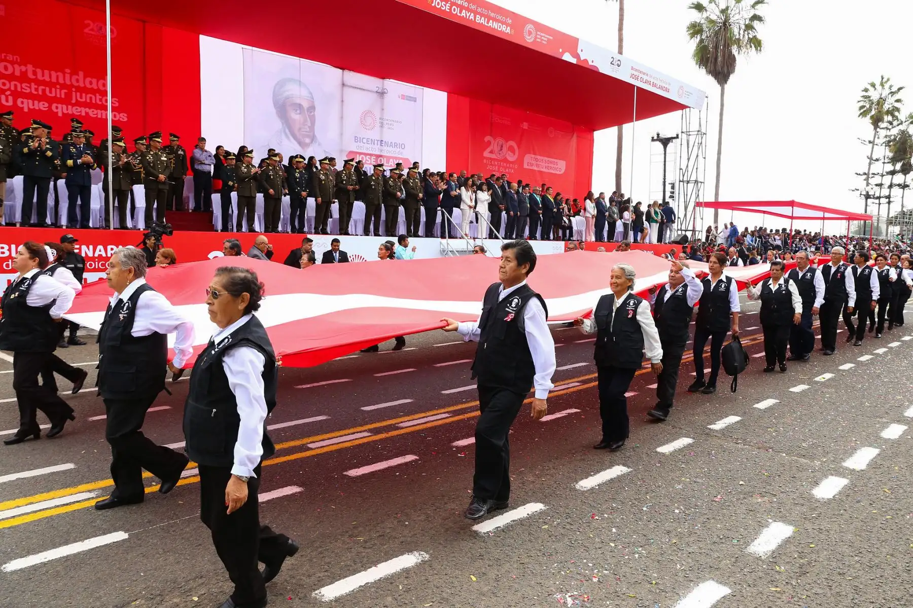 En el malecón Grau, en Chorrillos, el ministro Jorge Chávez Cresta acompañado del alcalde de Chorrillos, Fernando Velasco el comandante general del Ejercito del Perú , autoridades civiles y militares participó de la ceremonia de homenaje por el Bicentenario del sacrificio del Mártir por la Independencia del Perú, José Olaya Balandra, y el 64° aniversario de creación del Arma de Comunicaciones del Ejercito del Perú.
Foto: ANDINA/MINDEF