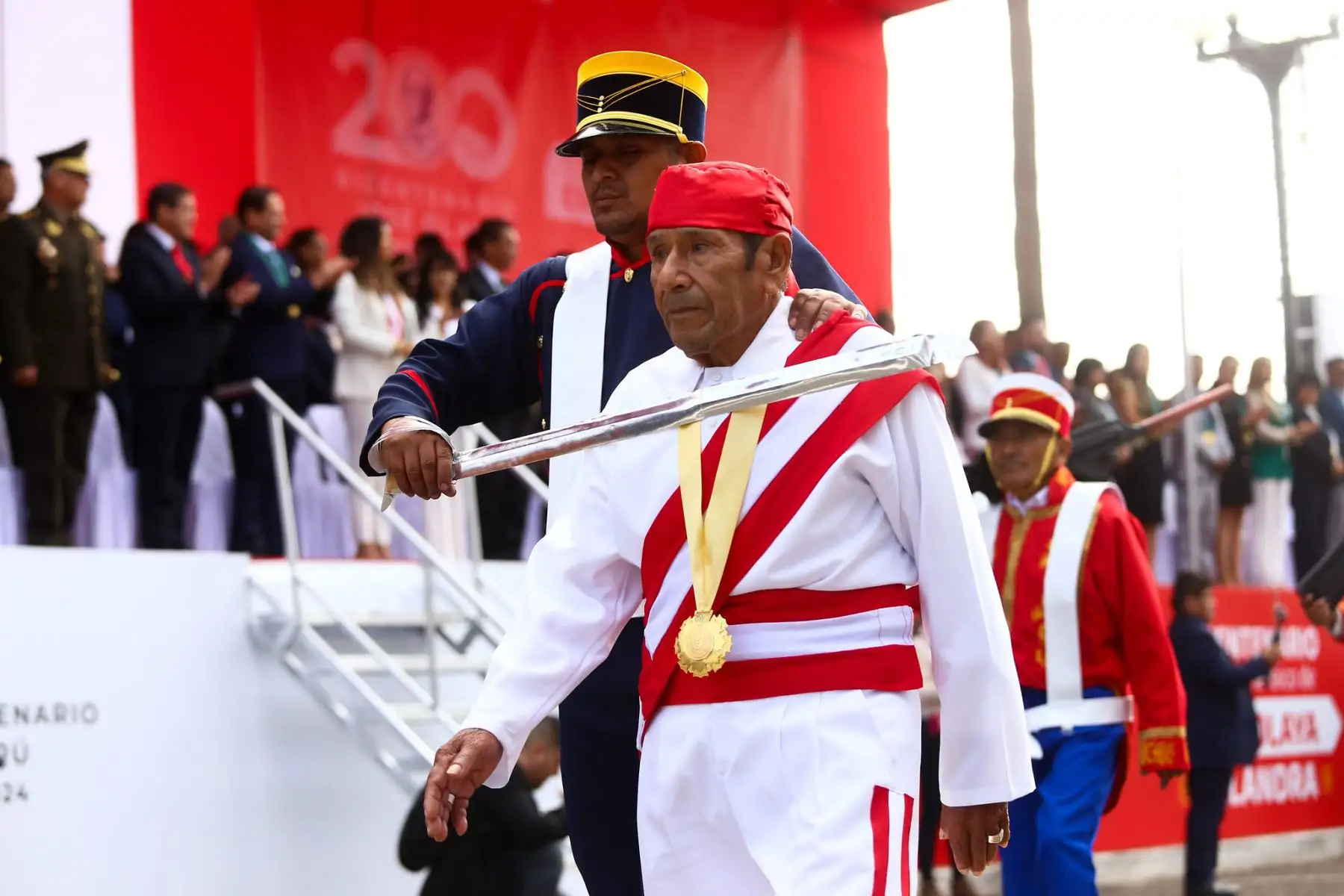 En el malecón Grau, en Chorrillos, el ministro Jorge Chávez Cresta acompañado del alcalde de Chorrillos, Fernando Velasco el comandante general del Ejercito del Perú , autoridades civiles y militares participó de la ceremonia de homenaje por el Bicentenario del sacrificio del Mártir por la Independencia del Perú, José Olaya Balandra, y el 64° aniversario de creación del Arma de Comunicaciones del Ejercito del Perú.
Foto: ANDINA/MINDEF