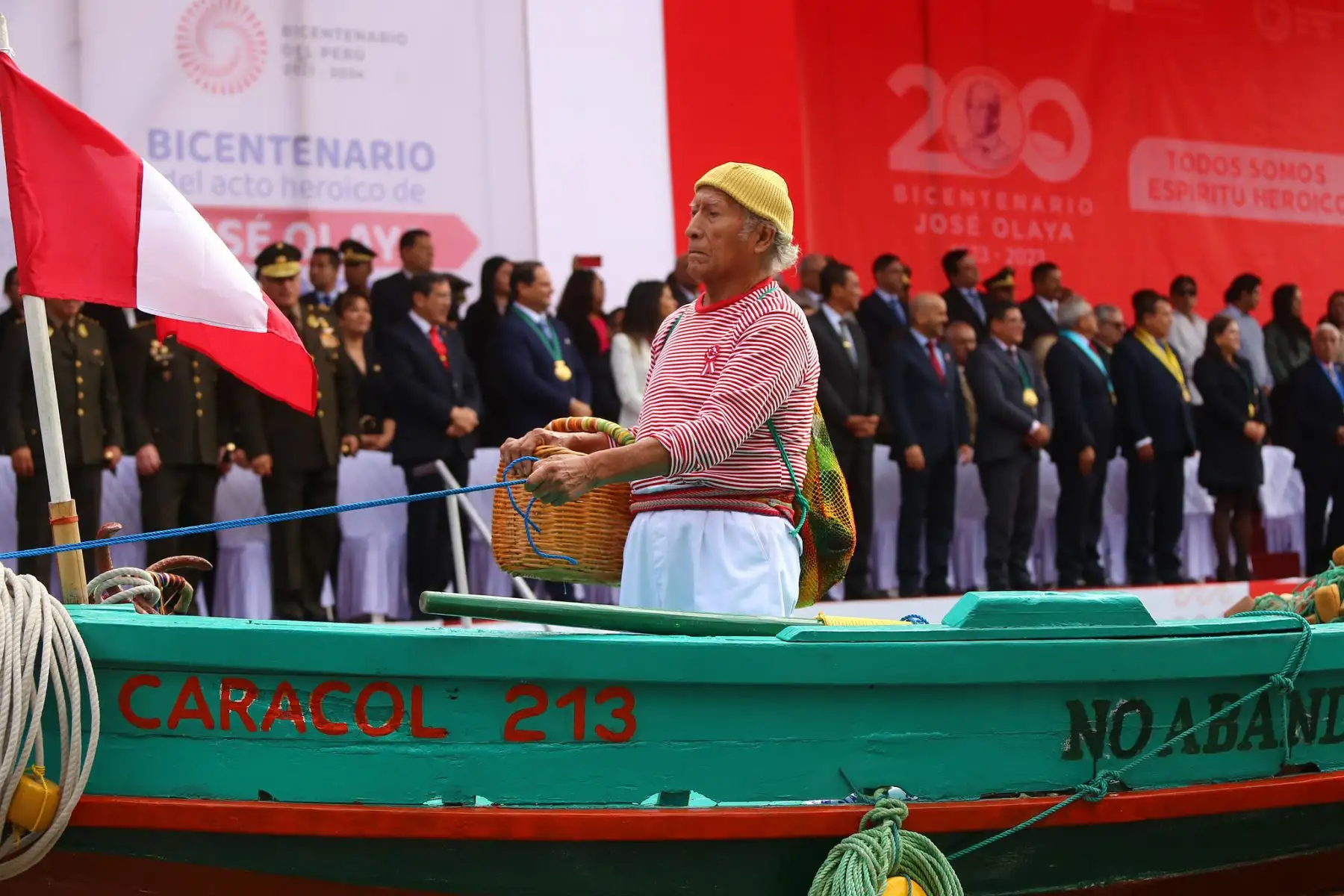 En el malecón Grau, en Chorrillos, el ministro Jorge Chávez Cresta acompañado del alcalde de Chorrillos, Fernando Velasco el comandante general del Ejercito del Perú , autoridades civiles y militares participó de la ceremonia de homenaje por el Bicentenario del sacrificio del Mártir por la Independencia del Perú, José Olaya Balandra, y el 64° aniversario de creación del Arma de Comunicaciones del Ejercito del Perú.
Foto: ANDINA/MINDEF