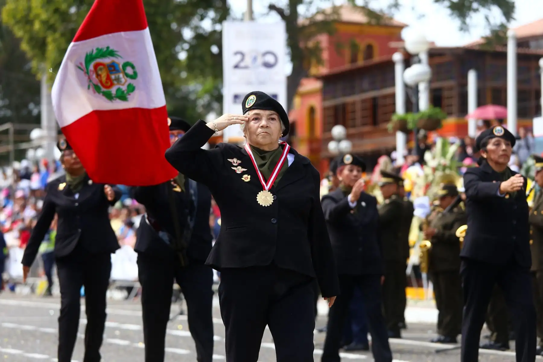 En el malecón Grau, en Chorrillos, el ministro Jorge Chávez Cresta acompañado del alcalde de Chorrillos, Fernando Velasco el comandante general del Ejercito del Perú , autoridades civiles y militares participó de la ceremonia de homenaje por el Bicentenario del sacrificio del Mártir por la Independencia del Perú, José Olaya Balandra, y el 64° aniversario de creación del Arma de Comunicaciones del Ejercito del Perú.
Foto: ANDINA/MINDEF
