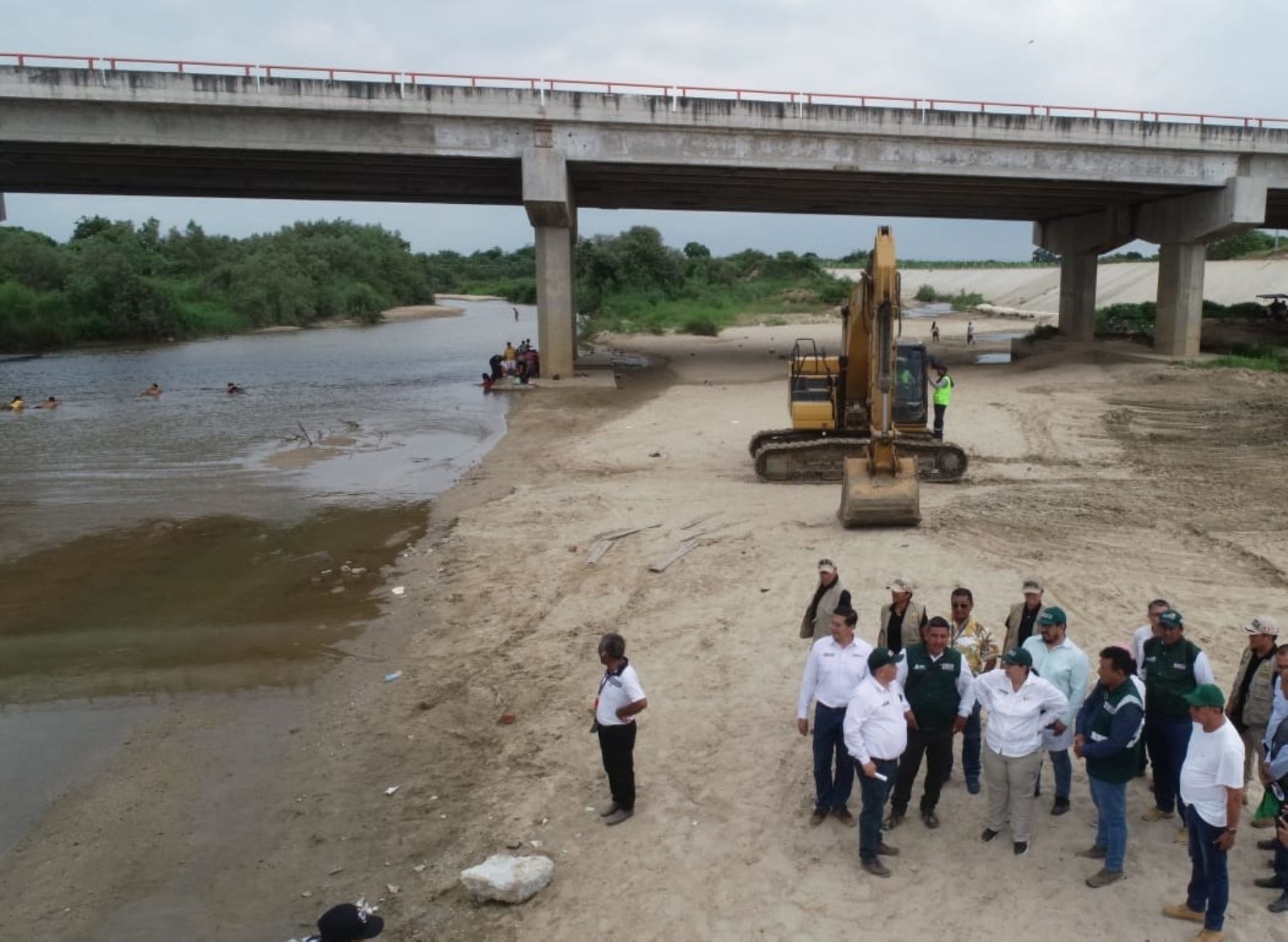 Ministra de Desarrollo Agrario y Riego, Nelly Paredes, supervisó el inicio de los trabajos de limpieza y descolmatación del río Zarumilla, en Tumbes, como prevención ante el inminente Fenómeno El Niño. ANDINA/Difusión