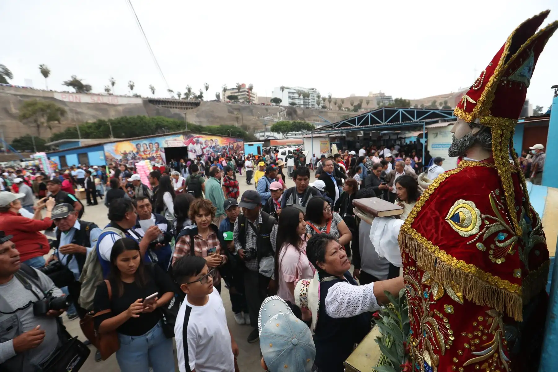 Miles de pescadores y fieles acuden masivamente a la playa Pescadores de Chorrillos para rendirle homenaje a las imágenes de San Pedro y San Pablo. Foto: ANDINA/Daniel Bracamonte