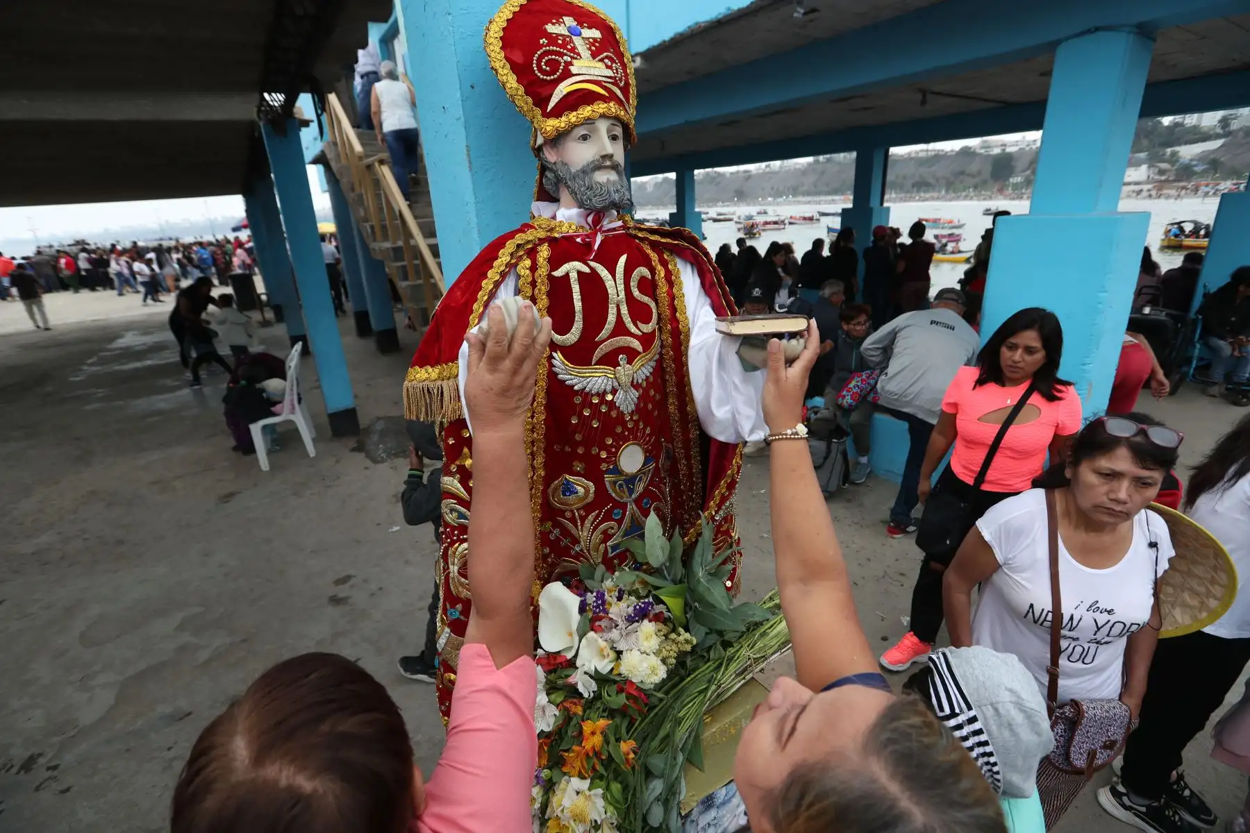 Miles de pescadores y fieles acuden masivamente a la playa Pescadores de Chorrillos para rendirle homenaje a las imágenes de San Pedro y San Pablo. Foto: ANDINA/Daniel Bracamonte