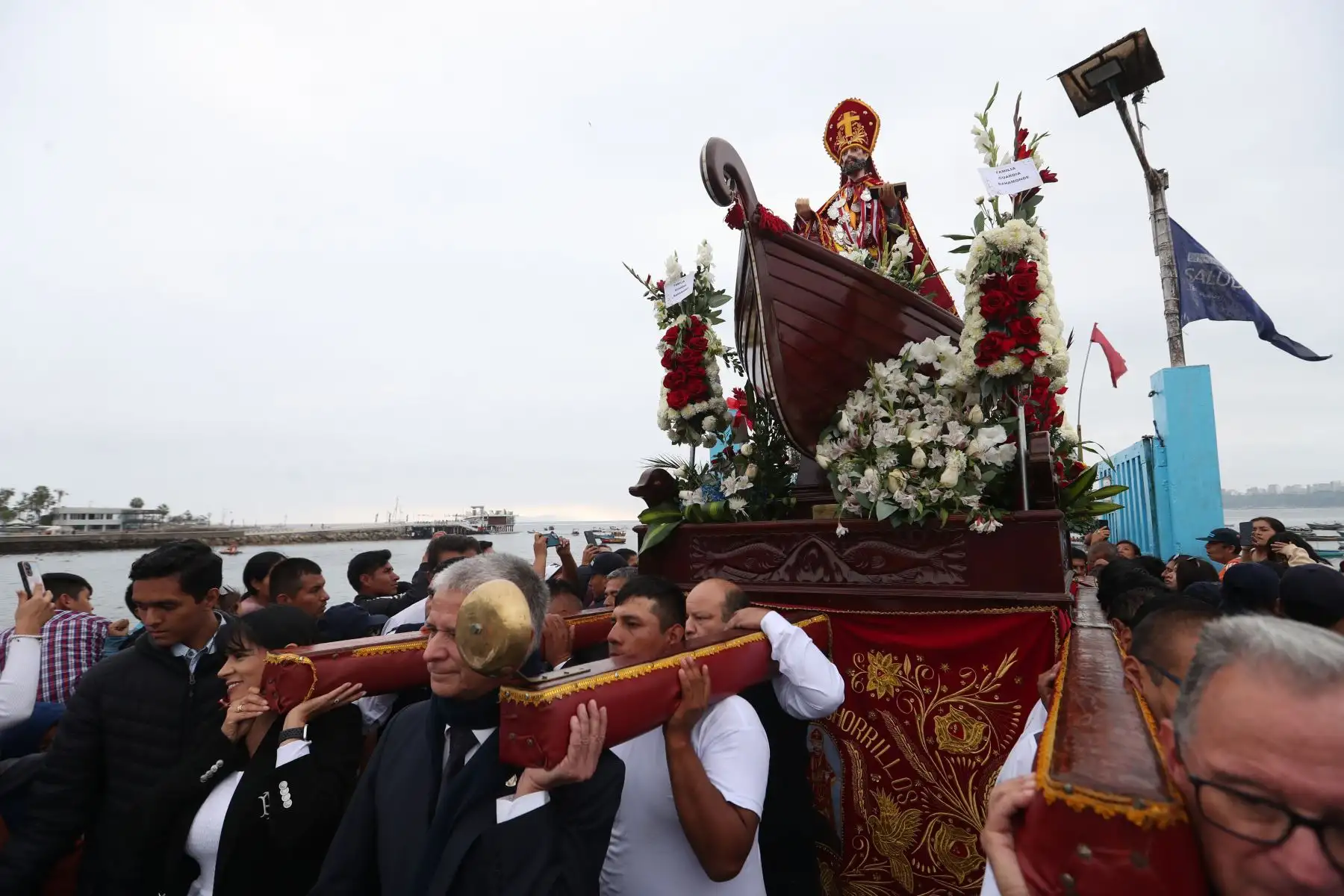 Tras el tradicional paseo en bote por el mar de Chorrillos, la imagen de san Pedro fue llevada en procesión por el muelle y los alrededores de la playa Pescadores. Foto: ANDINA/Daniel Bracamonte