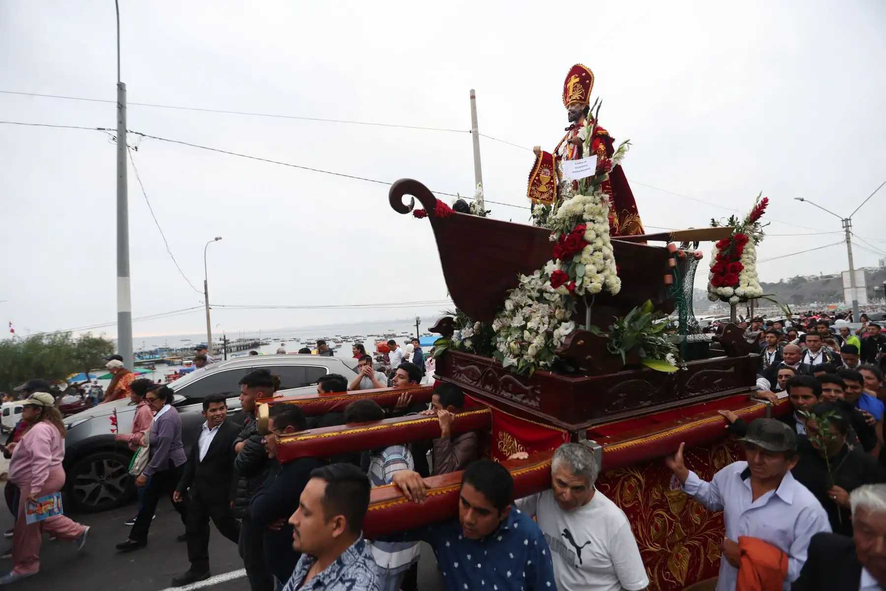 Tras el tradicional paseo en bote por el mar de Chorrillos, la imagen de san Pedro fue llevada en procesión por el muelle y los alrededores de la playa Pescadores. Foto: ANDINA/Daniel Bracamonte