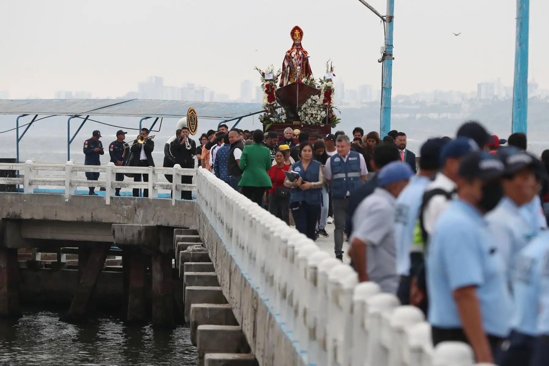 Tras el tradicional paseo en bote por el mar de Chorrillos, la imagen de san Pedro fue llevada en procesión por el muelle y los alrededores de la playa Pescadores. Foto: ANDINA/Daniel Bracamonte