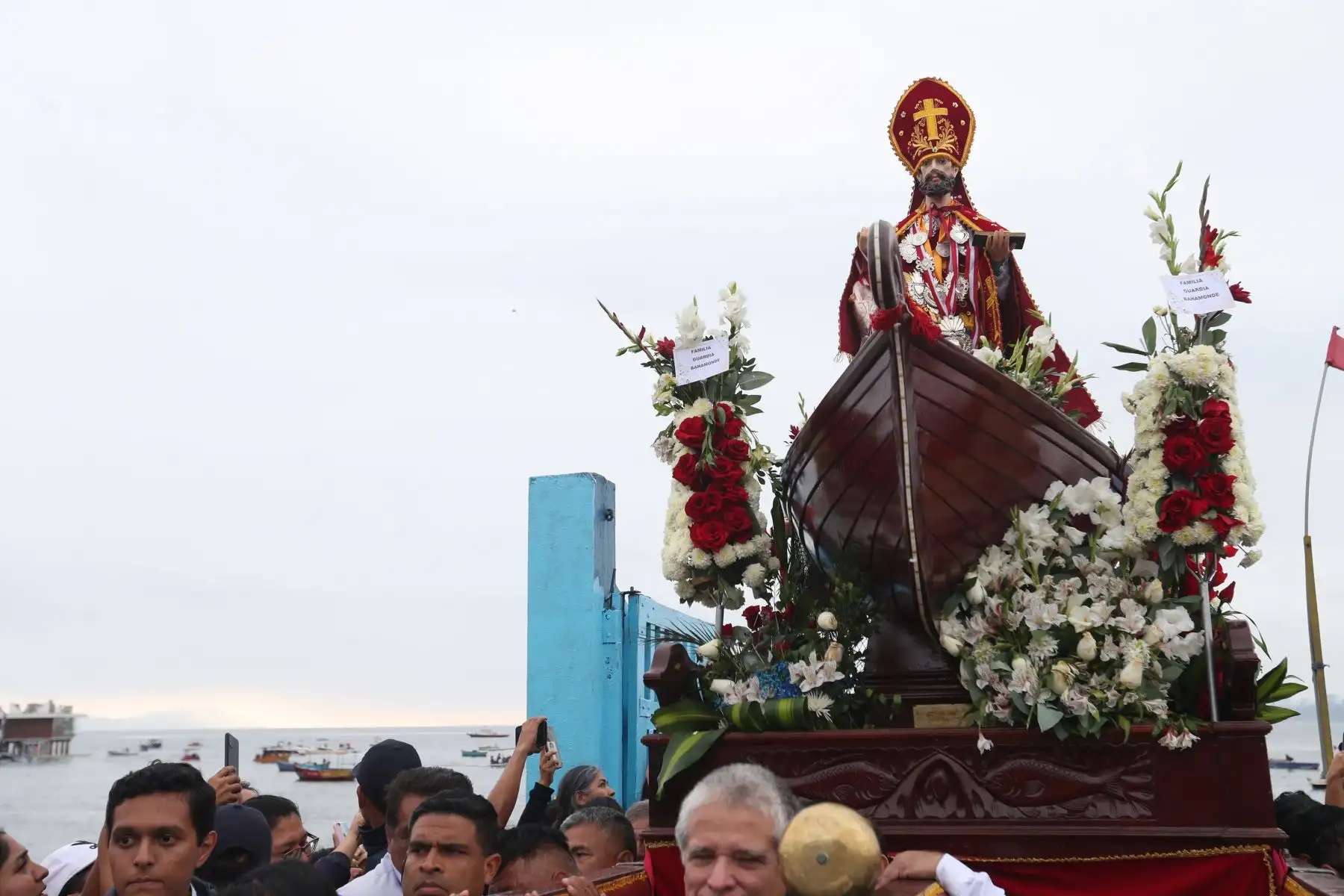 Tras el tradicional paseo en bote por el mar de Chorrillos, la imagen de san Pedro fue llevada en procesión por el muelle y los alrededores de la playa Pescadores. Foto: ANDINA/Daniel Bracamonte