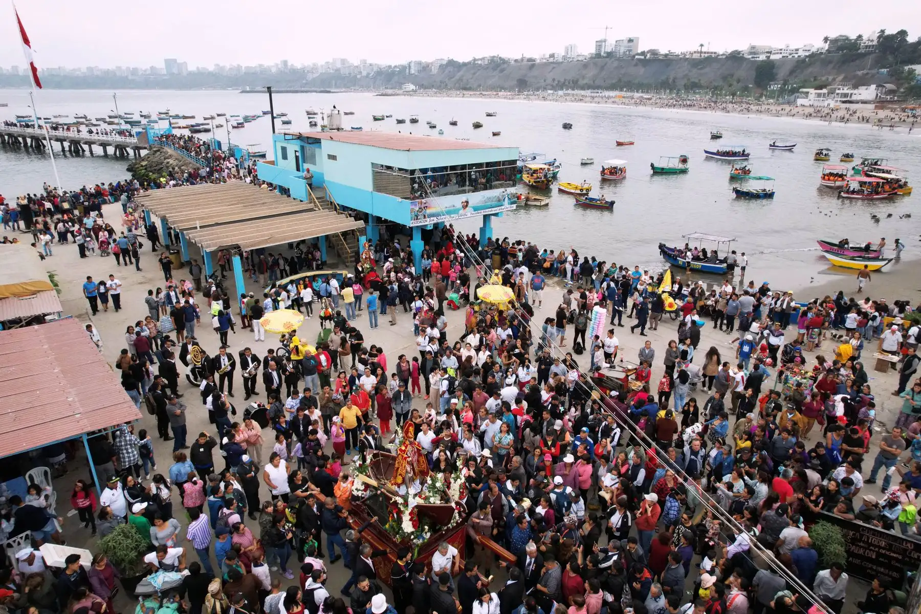 Miles de pescadores y fieles acuden masivamente a la playa Pescadores de Chorrillos para rendirle homenaje a las imágenes de San Pedro y San Pablo. Foto: ANDINA/Daniel Bracamonte