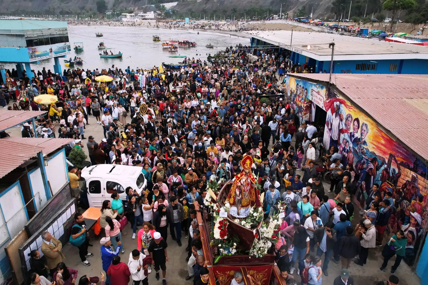 Miles de pescadores y fieles acuden masivamente a la playa Pescadores de Chorrillos para rendirle homenaje a las imágenes de San Pedro y San Pablo. Foto: ANDINA/Daniel Bracamonte
