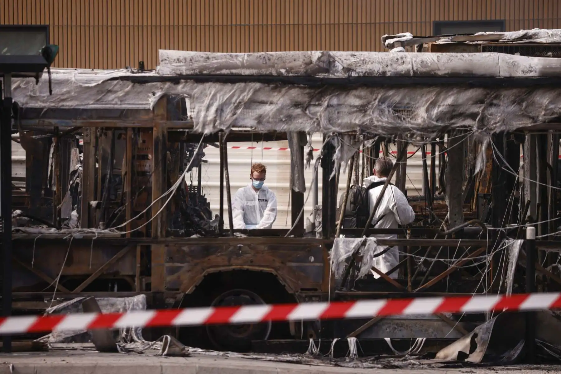 Policía francesa inspecciona el área después de que los autobuses fueran quemados durante la noche en un sitio de transporte público en Aubervilliers, cerca de París, Francia. Foto: EFE