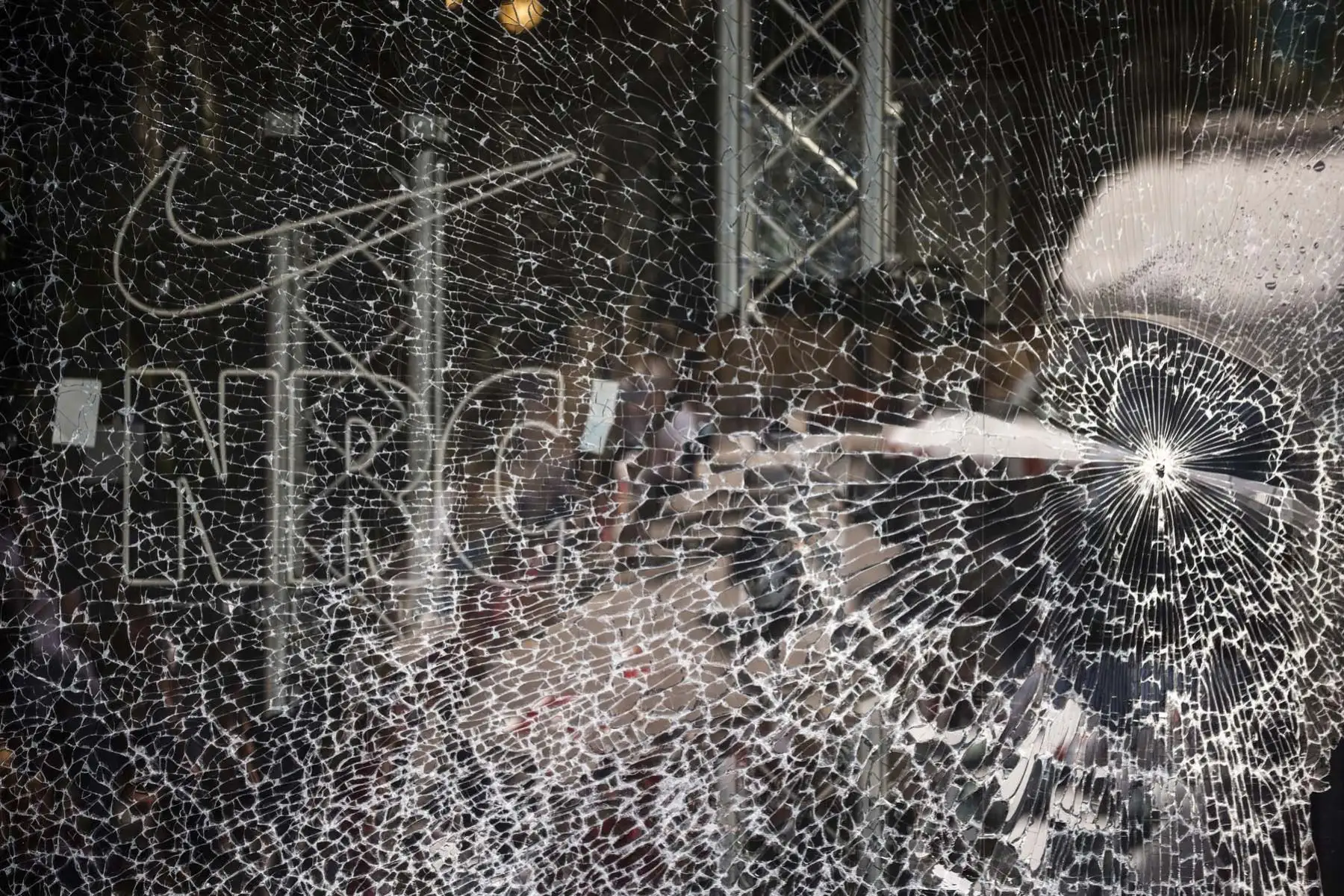 La violencia estalló en toda Francia después de que la policía le disparara fatalmente a Nael, un joven de 17 años, durante un tráfico parada en Nanterre. Foto: AFP