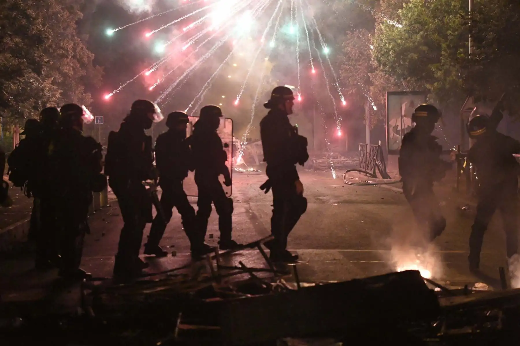 Manifestantes se enfrentan con la policía antidisturbios en Nanterre, cerca de París, Francia. La violencia estalló después de que la policía disparara fatalmente a un joven de 17 años durante una parada de tráfico en Nanterre. Foto: EFE