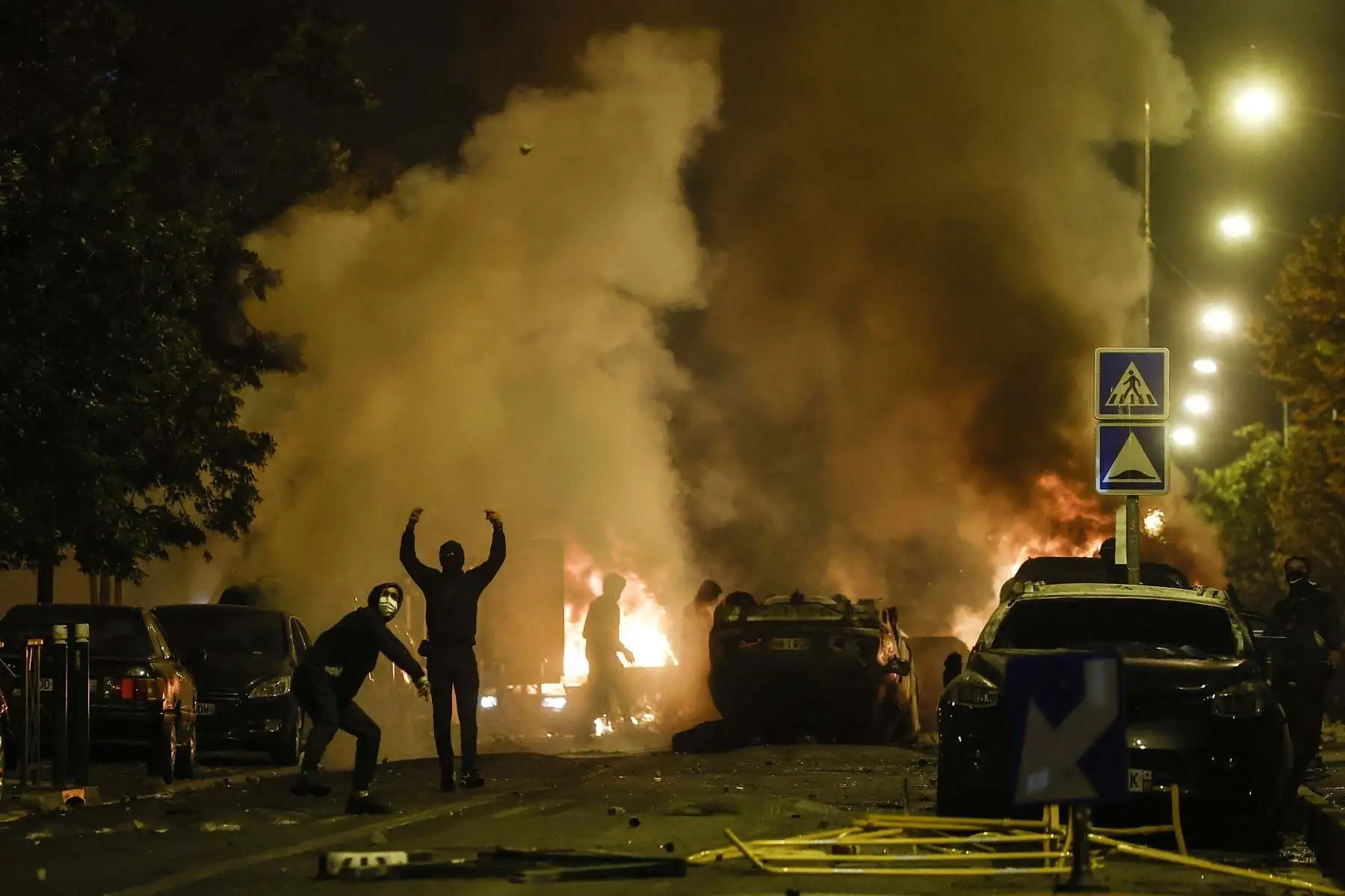 Manifestantes se enfrentan con la policía antidisturbios en Nanterre, cerca de París, Francia. La violencia estalló después de que la policía disparara fatalmente a un joven de 17 años durante una parada de tráfico en Nanterre. Foto: EFE