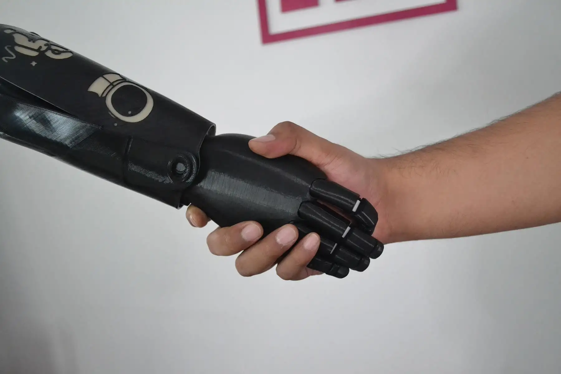 Las prótesis desarrolladas por Pixed Corp son de extremidades superiores (mano, brazo y hombro), entre las que se encuentran prótesis mecánicas, prótesis biónicas y exoesqueletos de rehabilitación. Foto: ANDINA/Héctor Vinces