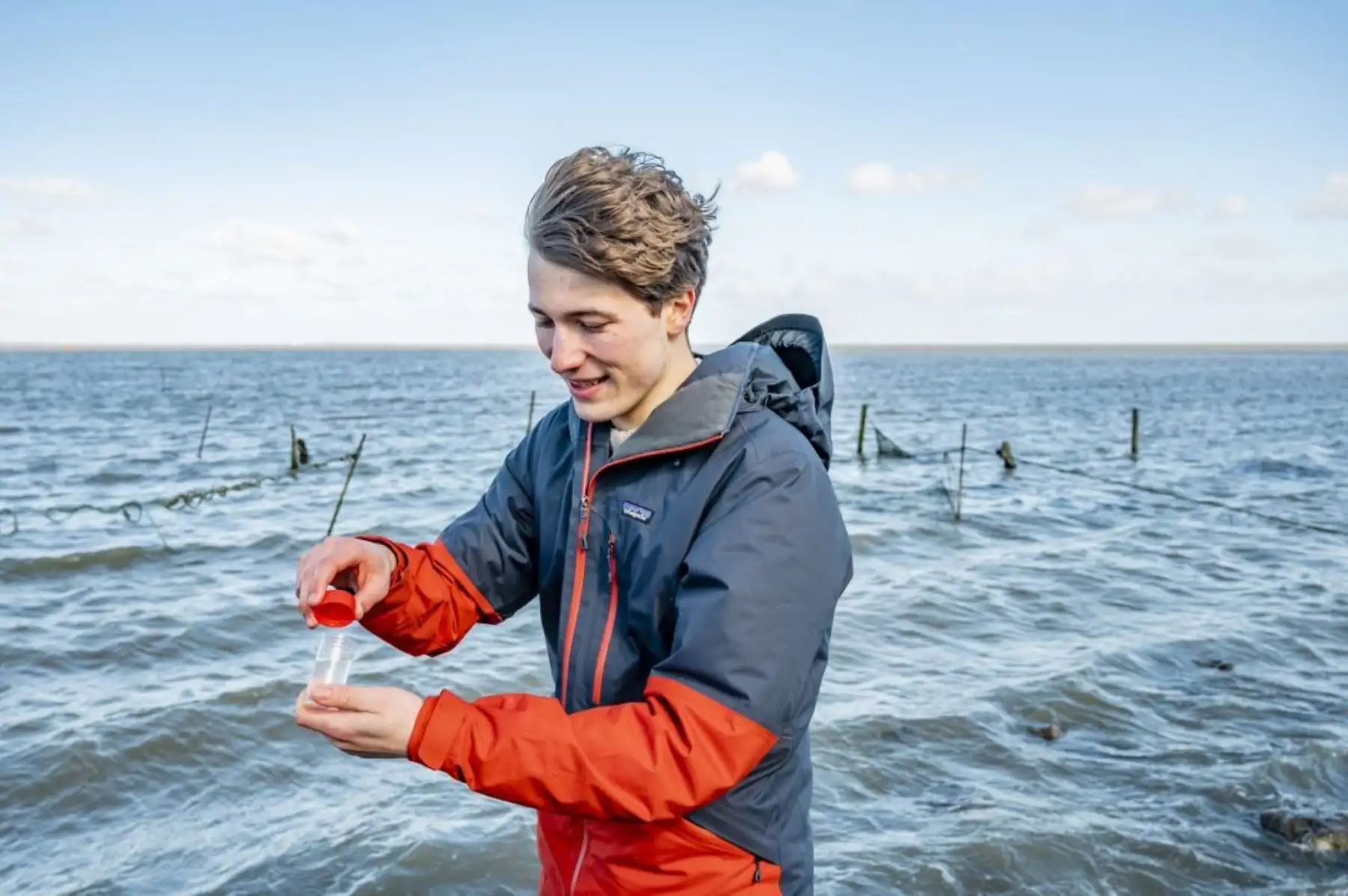 El joven químico irlandés Fionn Ferreira en una recogida de muestras en el océano