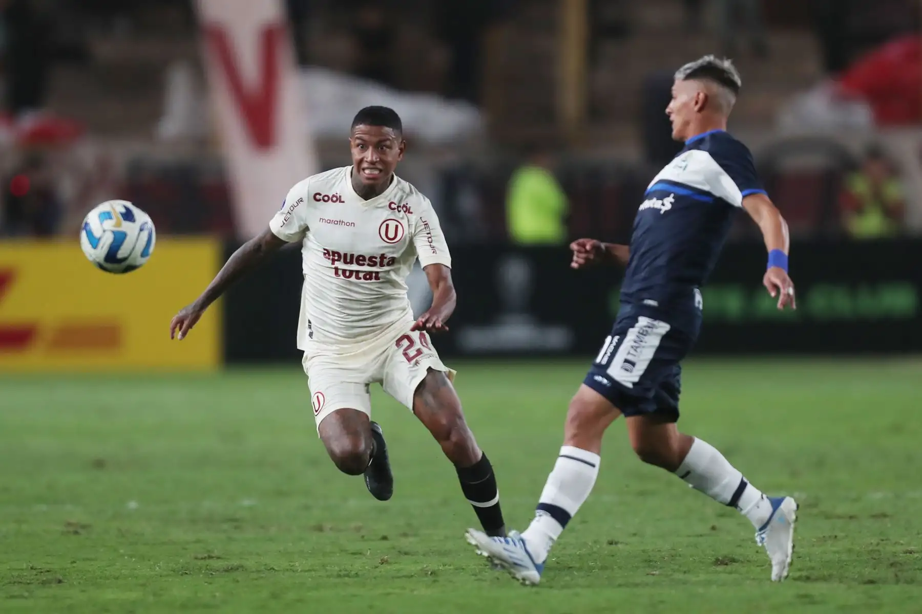 El jugador de Universitario de Deportes, Andy polo, Guedes, disputa el balón con futbolista de Gimnasia y Esgrima por el Grupo G de la Copa Sudamericana 2023.Foto: ANDINA/Ricardo Cuba