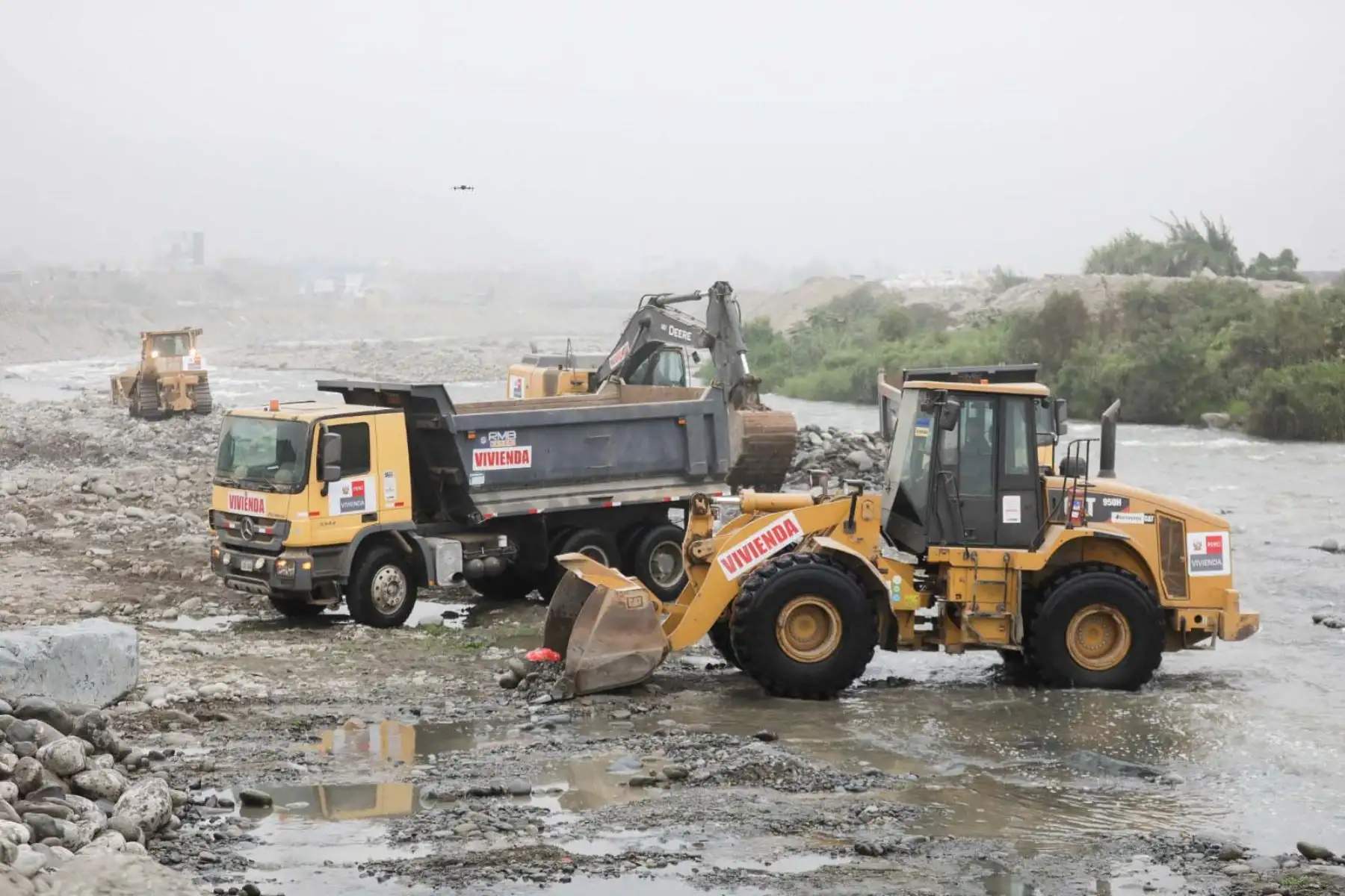 La ministra de Vivienda, Hania Pérez de Cuellar, supervisó tareas de descolmatación de un tramo del río Rímac. Foto: ANDINA/ Ministerio de Vivienda
