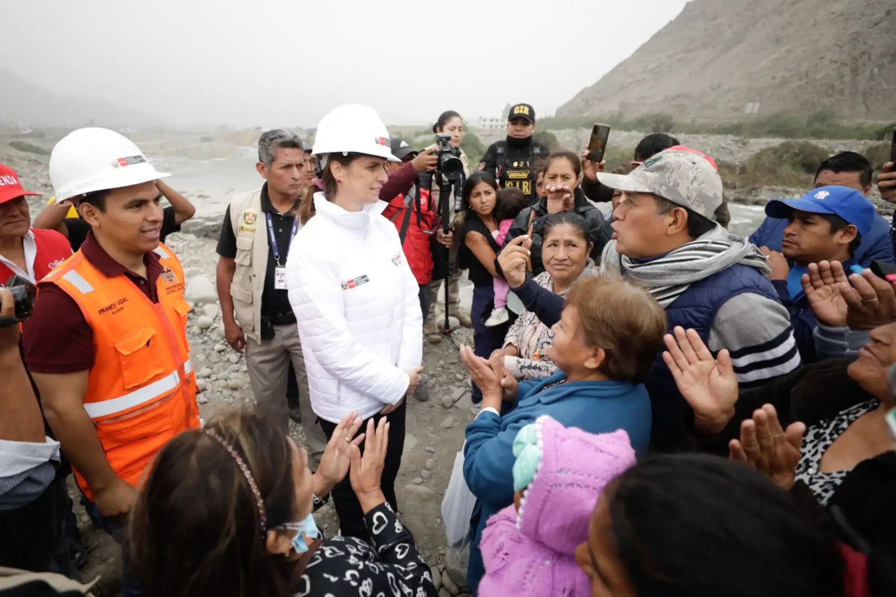La ministra de Vivienda, Hania Pérez de Cuellar, supervisó tareas de descolmatación de un tramo del río Rímac. Foto: ANDINA/ Ministerio de Vivienda