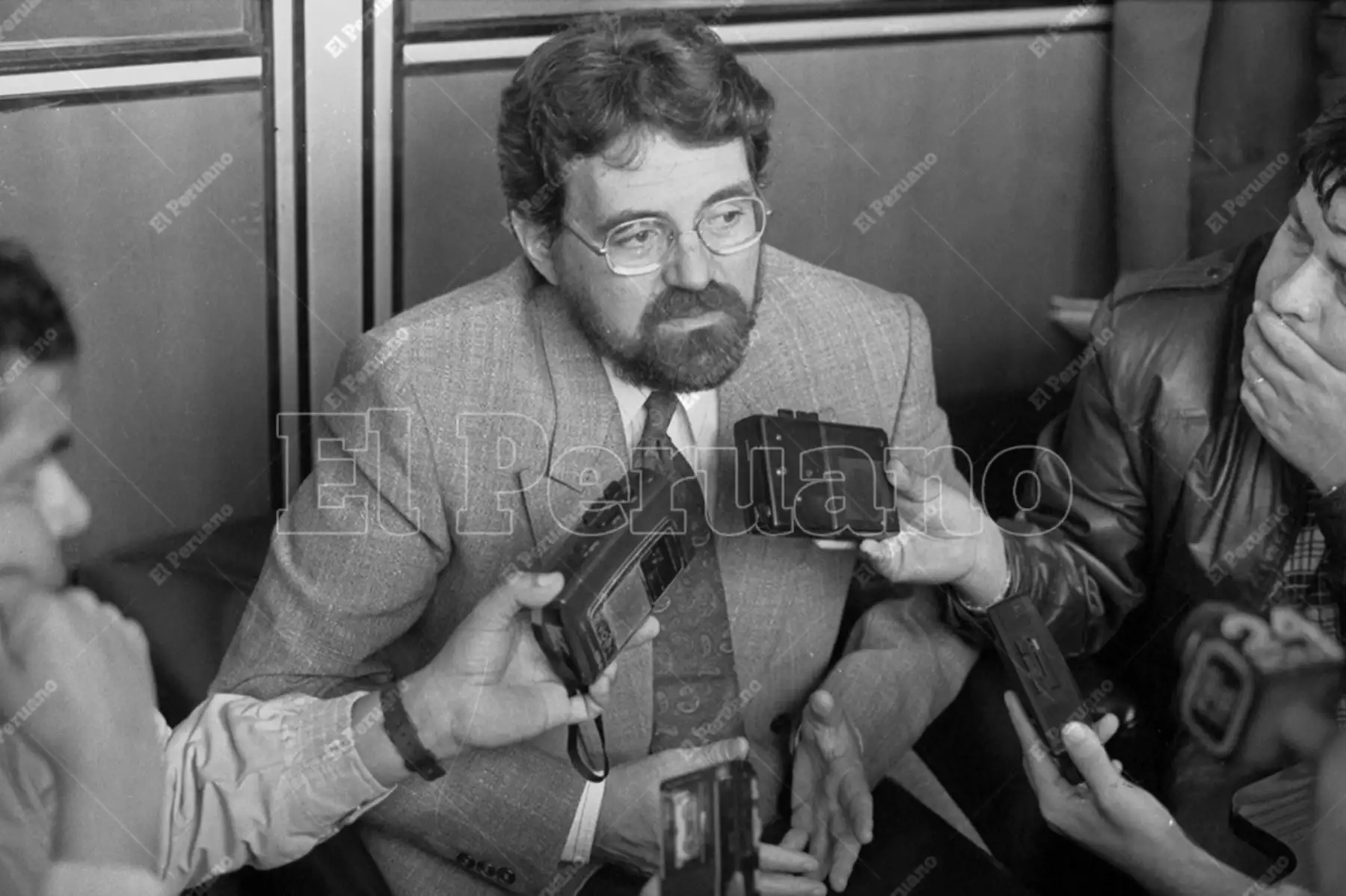 Lima - 31 agosto 1992 / Conferencia de prensa del cineasta Francisco Lombardi, director del filme Caídos del Cielo. Foto: Archivo Histórico de El Peruano / Rómulo Luján
